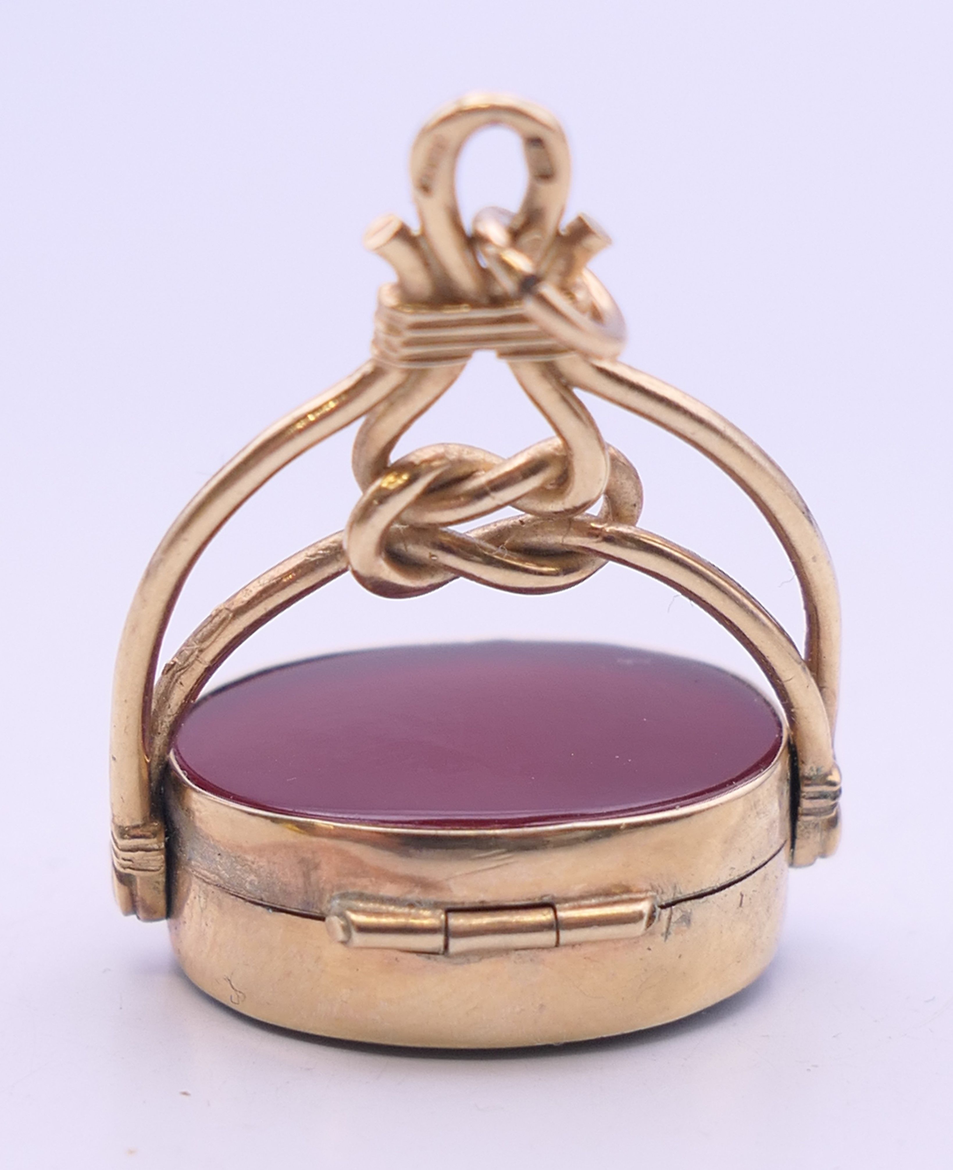 A 9 ct gold bloodstone and carnelian swing fob. 3.5 cm high. 7.6 grammes total weight. - Image 7 of 7