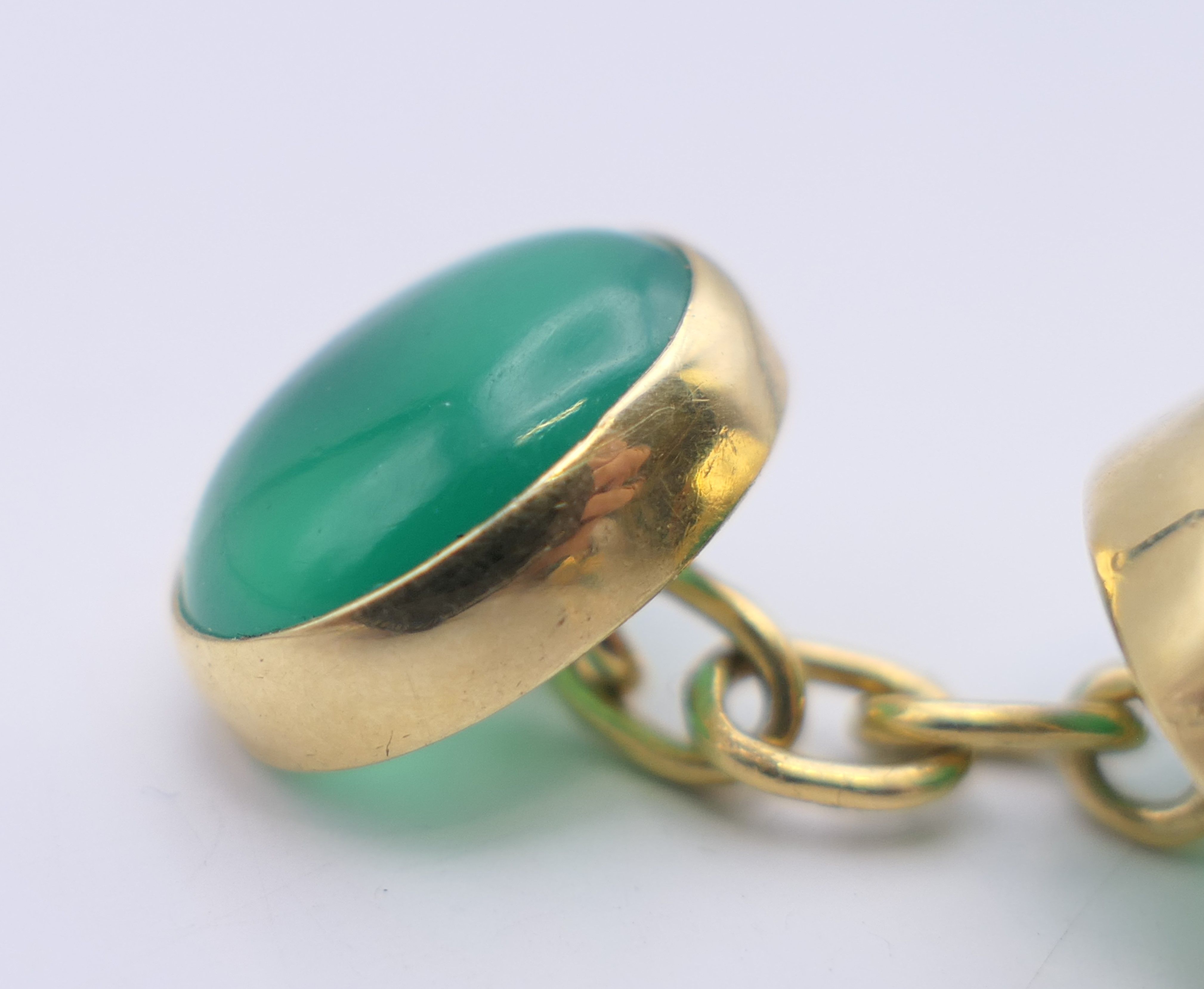 A pair of 18 ct gold jade cufflinks. 1.25 cm high. 8.4 grammes total weight. - Image 4 of 4