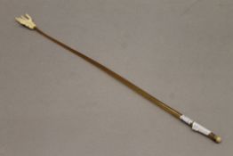A 19th century horn and bone back scratcher. 40.5 cm long.