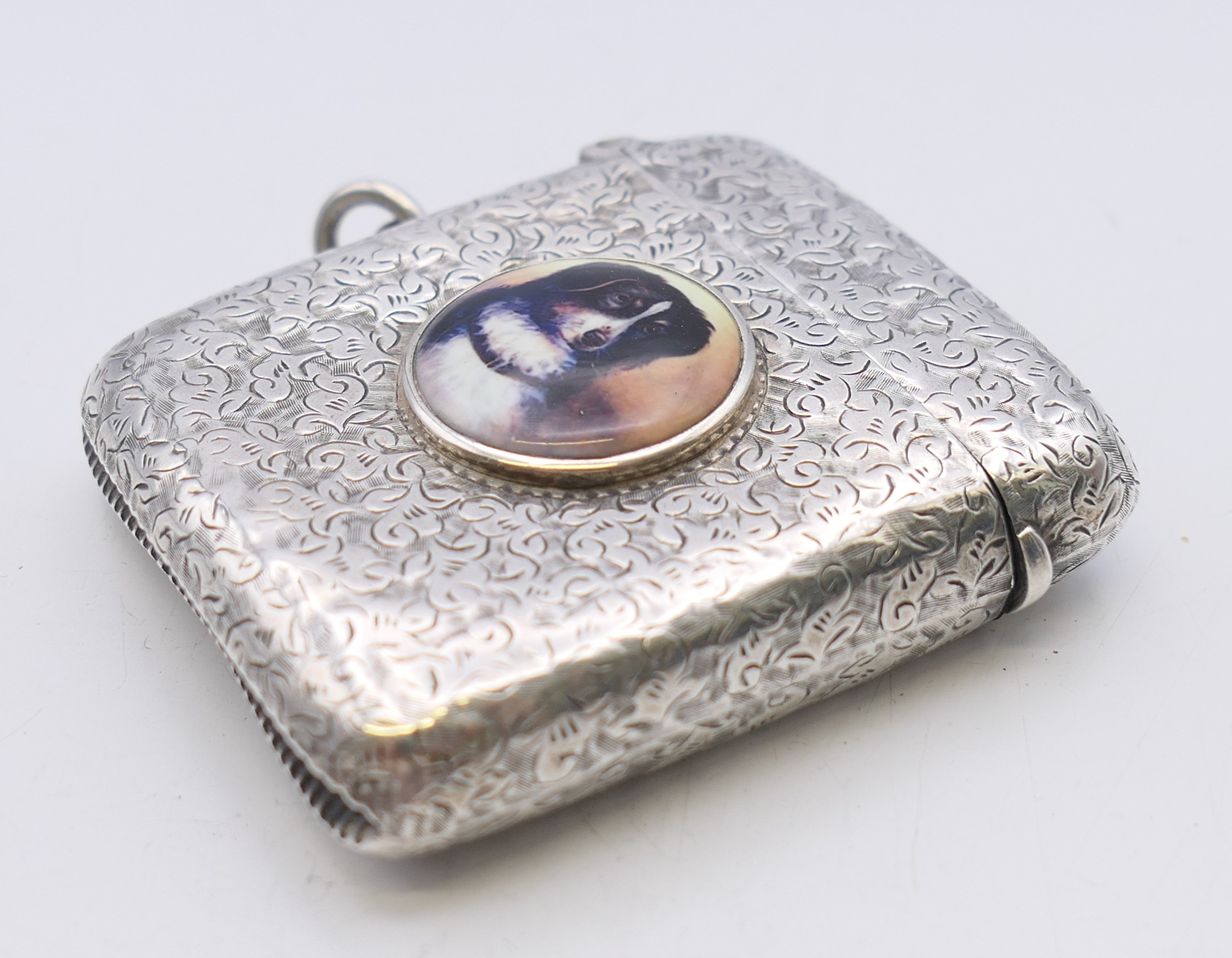A Victorian silver vesta with leaf chased pattern and dog portrait roundel, Birmingham 1894. - Image 3 of 6