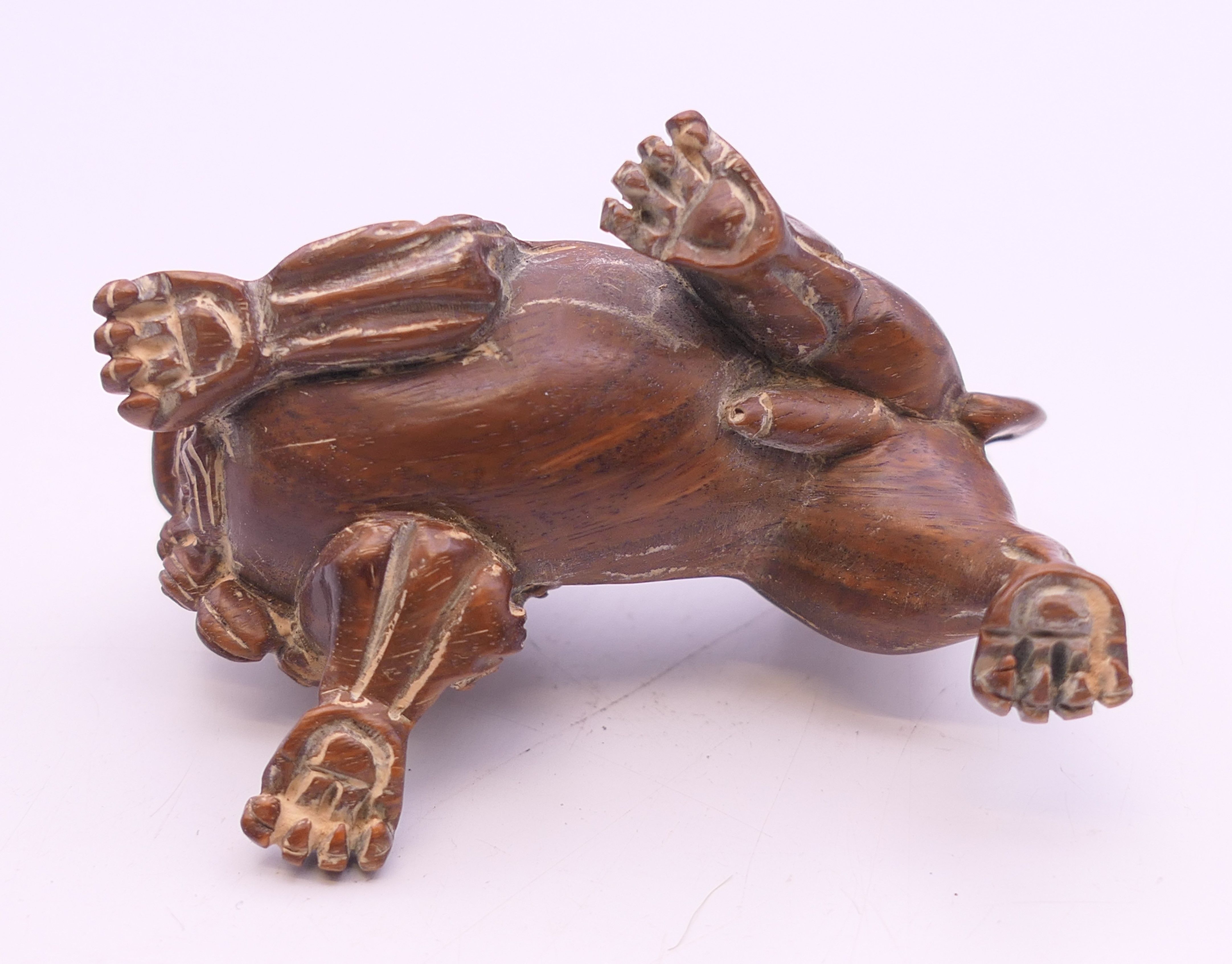 A wooden dog-of-fo. 5.5 cm long. - Image 4 of 4