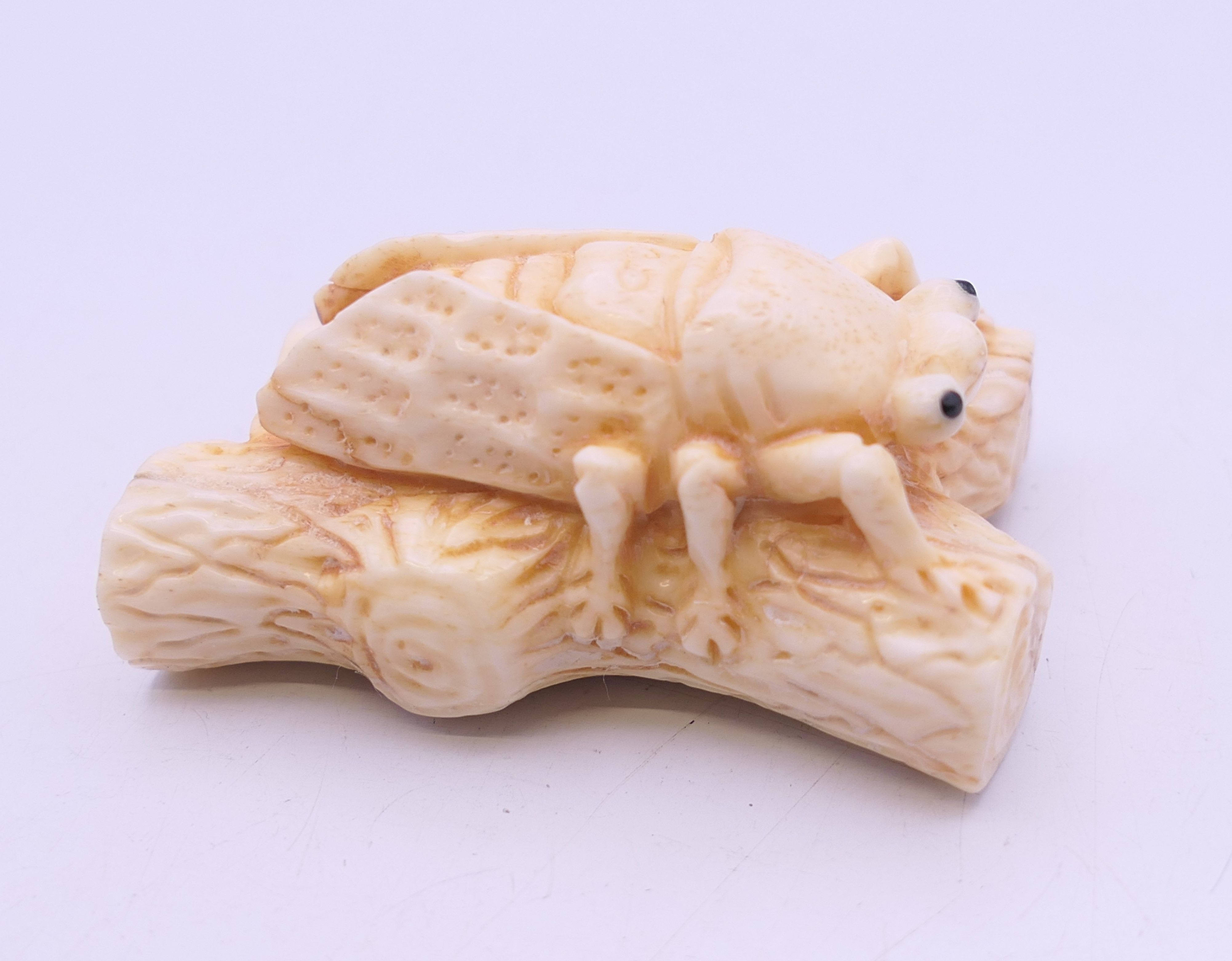 A bone fly carving. 5 cm long. - Image 2 of 4