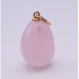 A 14 ct gold Russian rose quartz egg pendant 2.8 cm high.