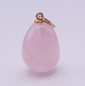 A 14 ct gold Russian rose quartz egg pendant 2.8 cm high.