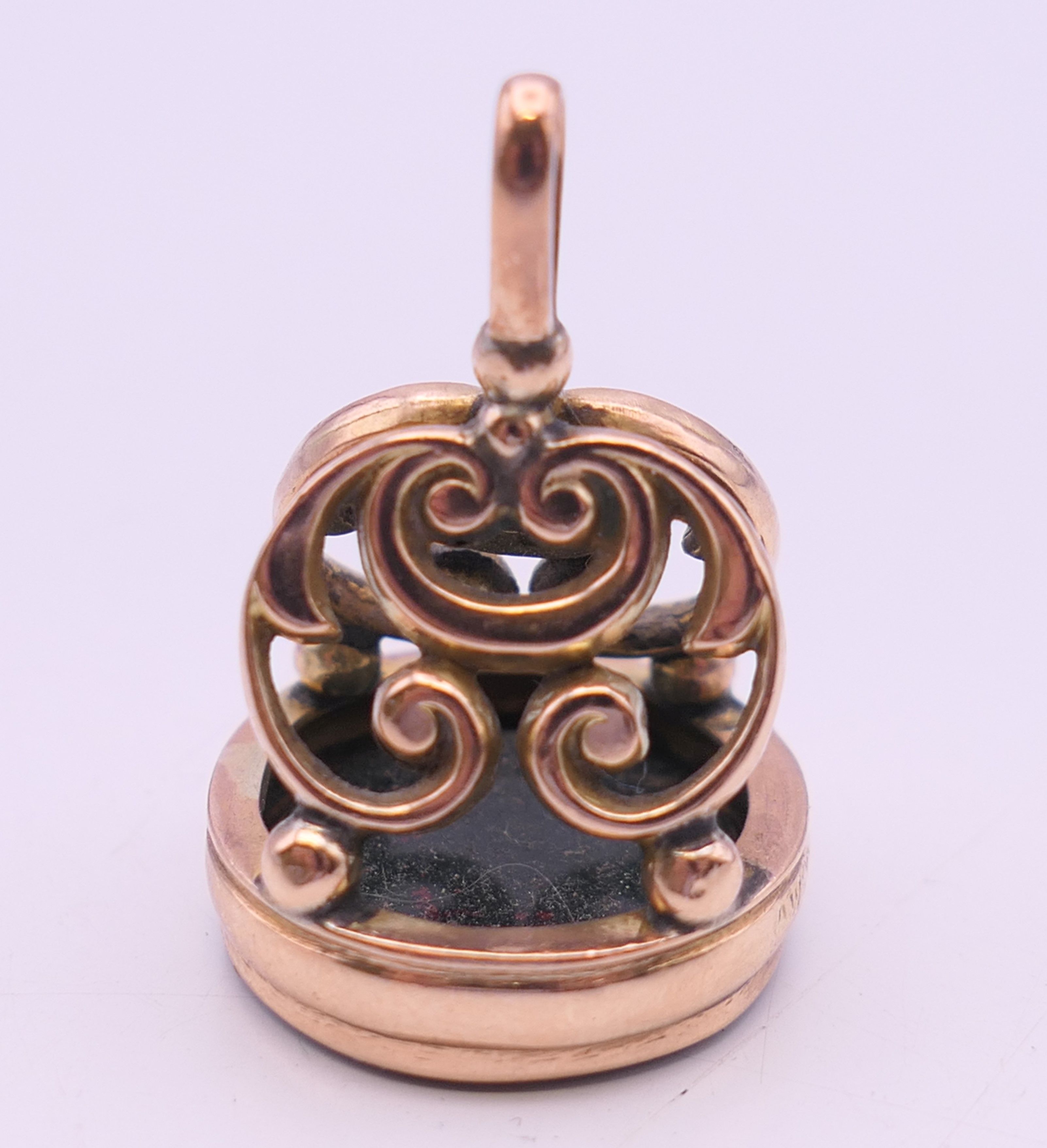 A 9 ct gold and bloodstone fob. 3 cm high. 5.8 grammes total weight. - Image 3 of 5