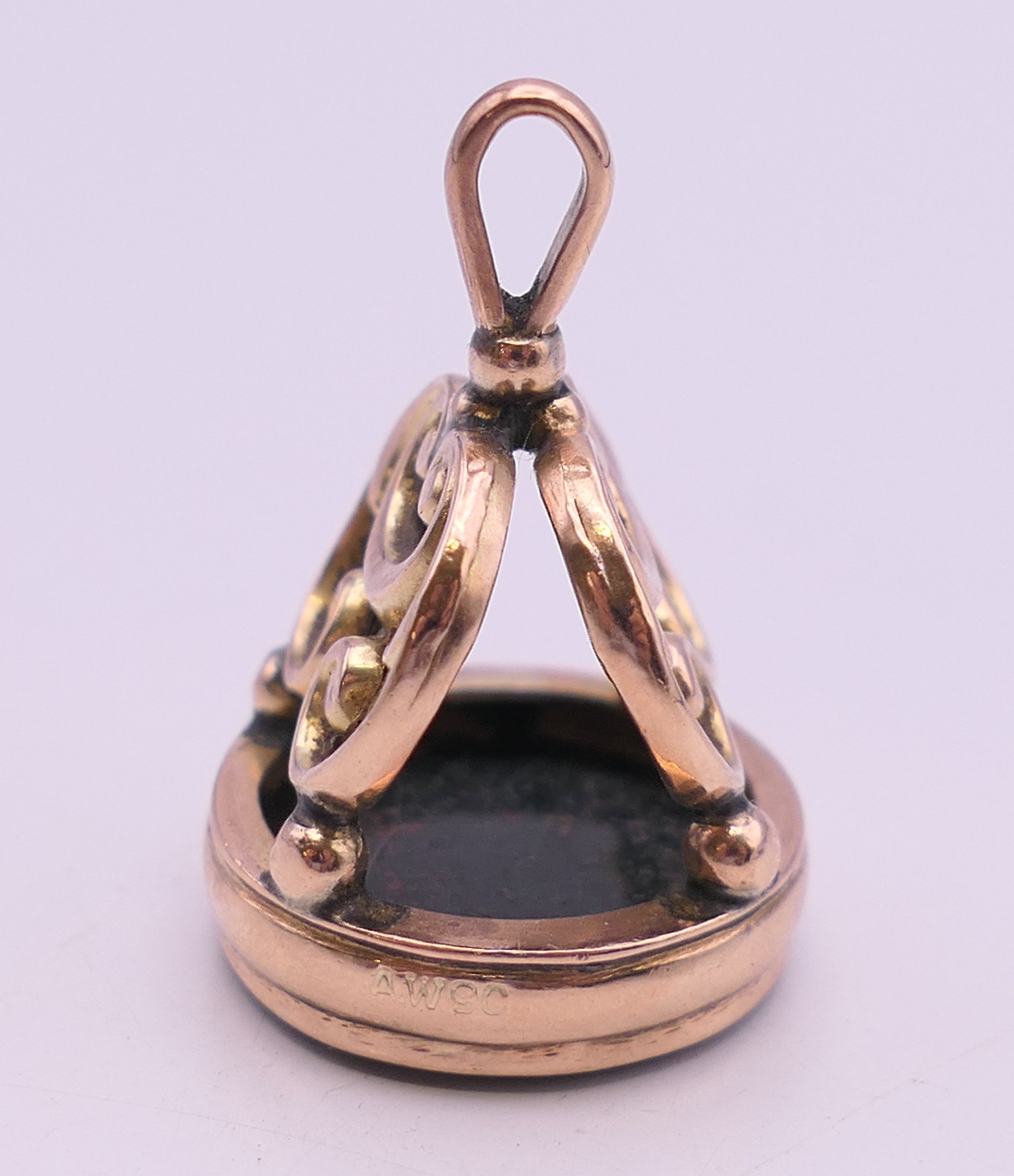 A 9 ct gold and bloodstone fob. 3 cm high. 5.8 grammes total weight. - Image 4 of 5