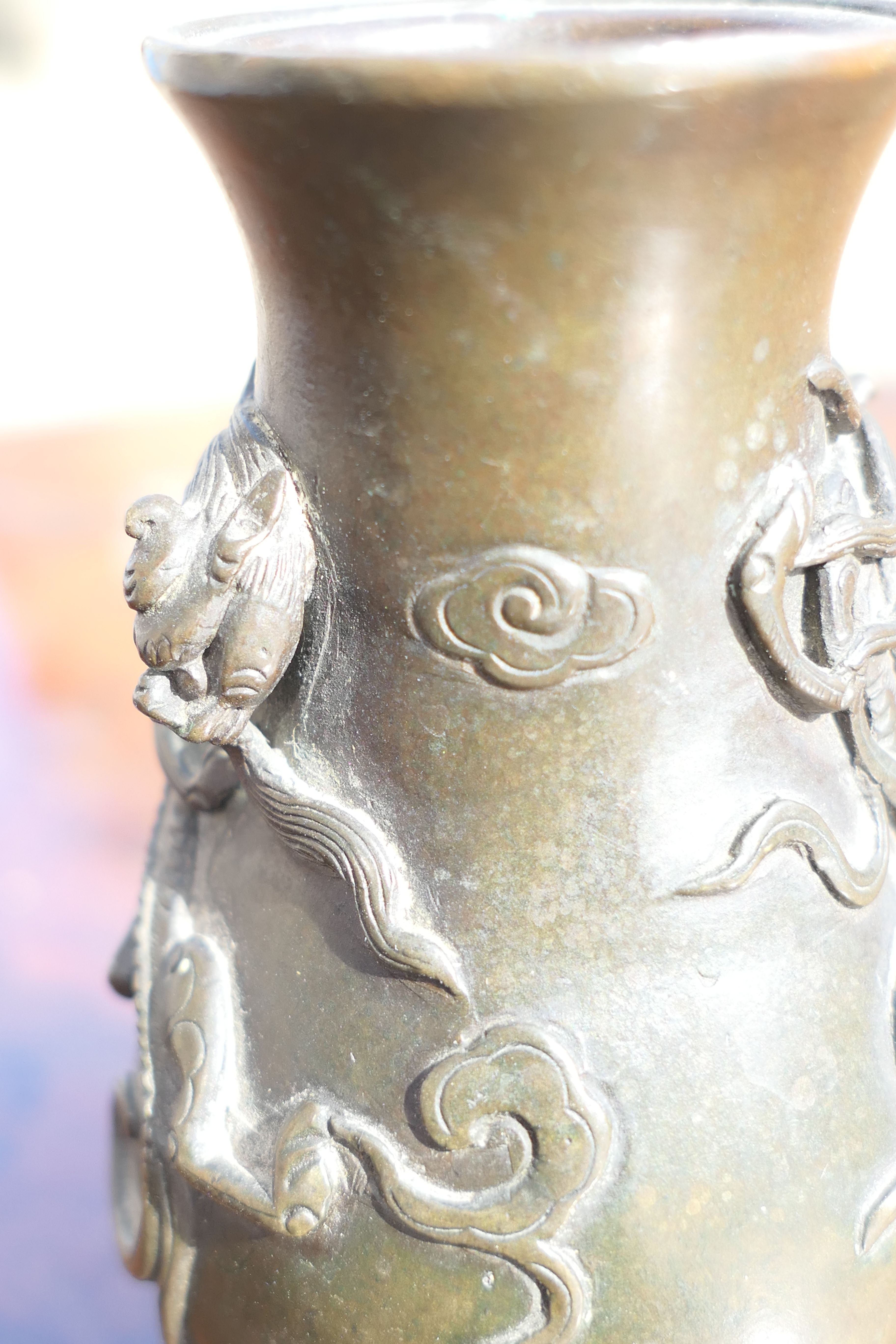 A small Chinese bronze vase decorated with dragons. 10 cm high. - Image 13 of 13