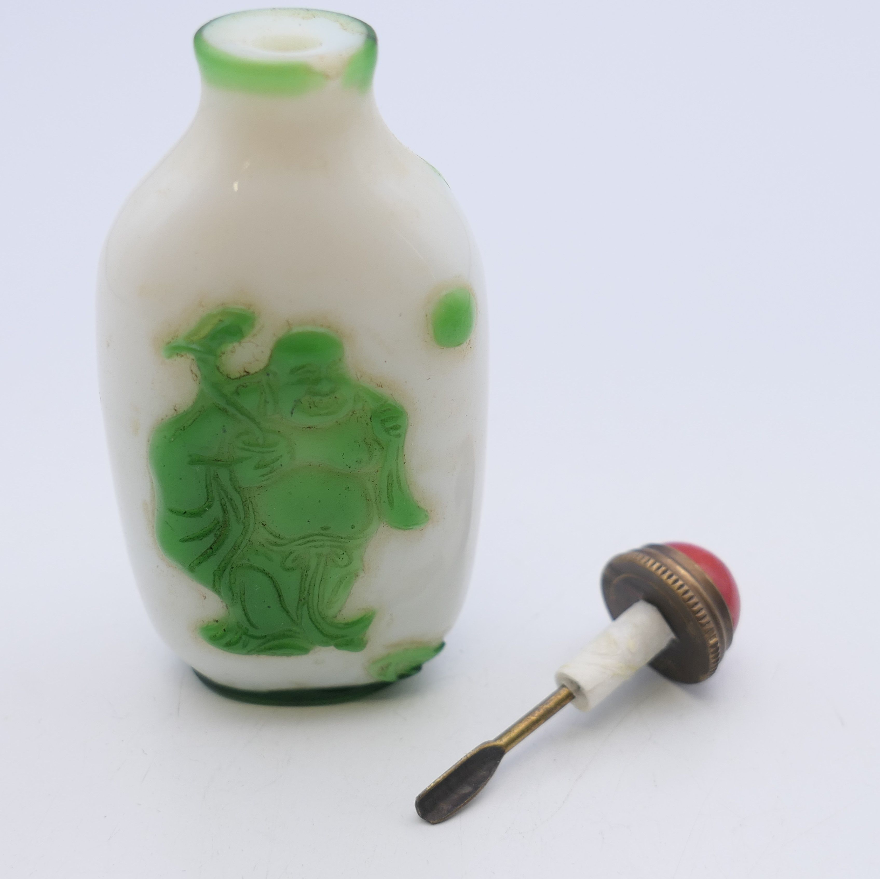A Peking glass snuff bottle. 8.5 cm high. - Image 6 of 6