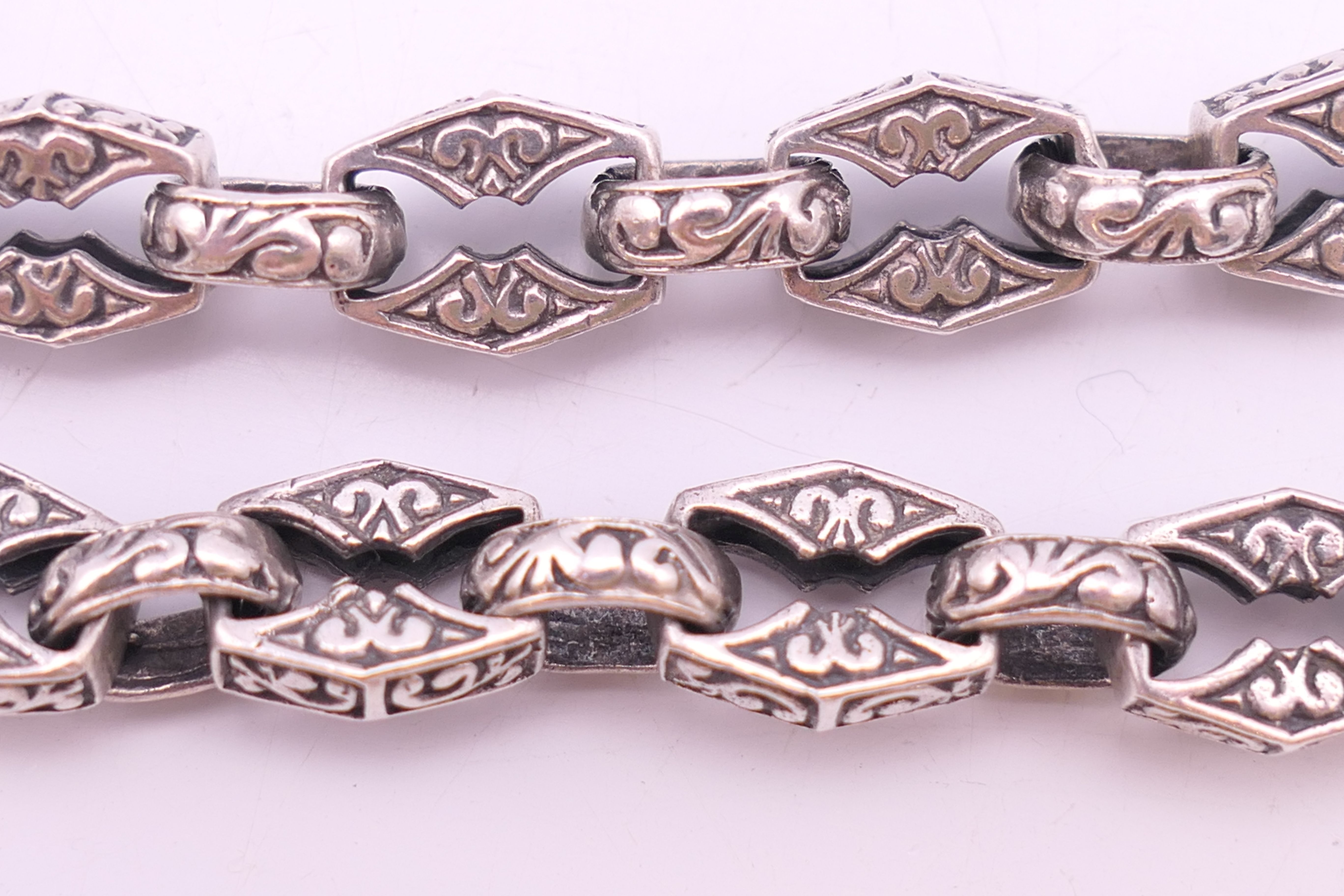 A silver watch chain with patterned links. 49 cm long. 49.1 grammes. - Image 3 of 7