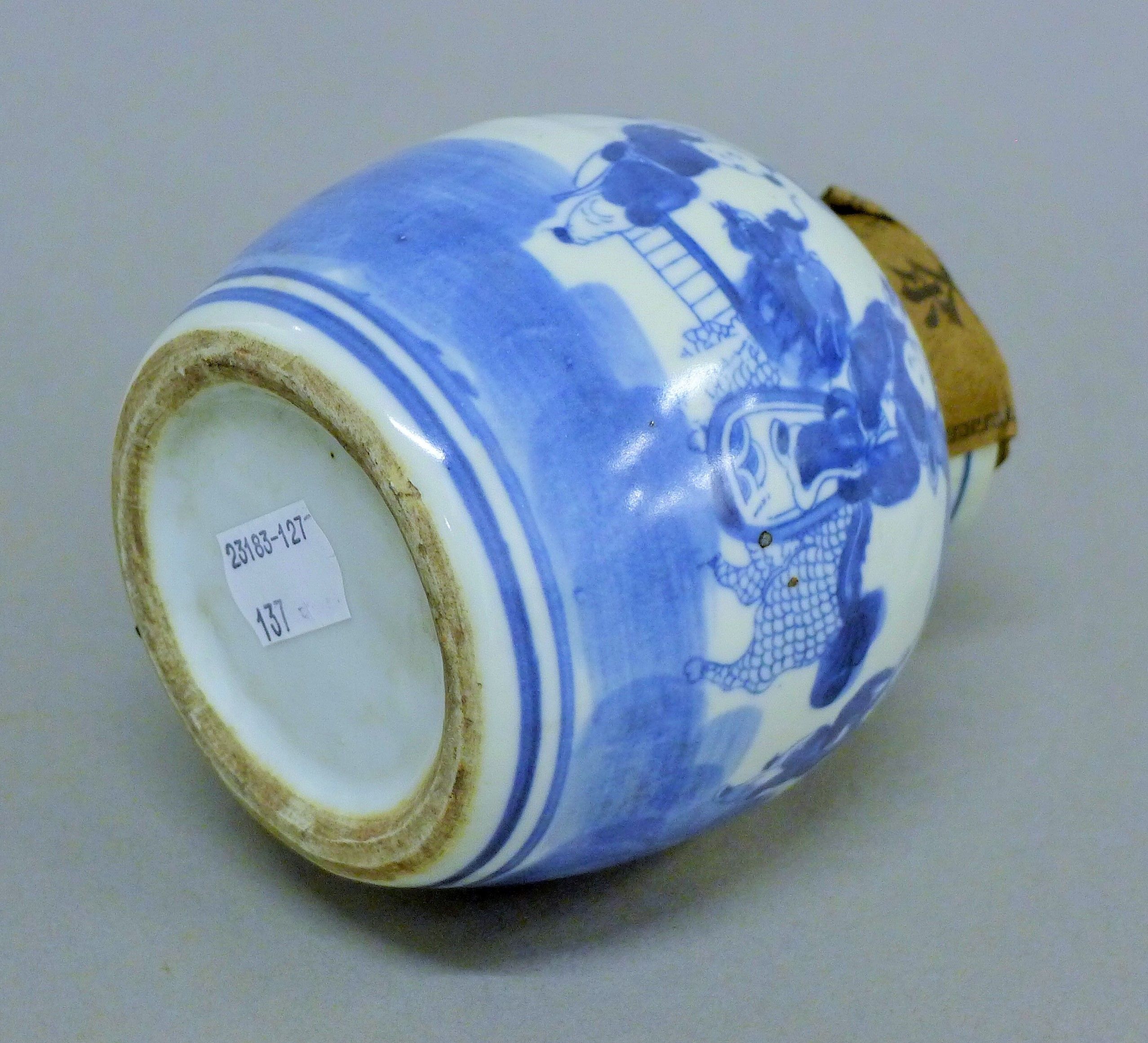 A pair of Chinese blue and white porcelain tea jars. 11.5 cm high. - Image 4 of 7