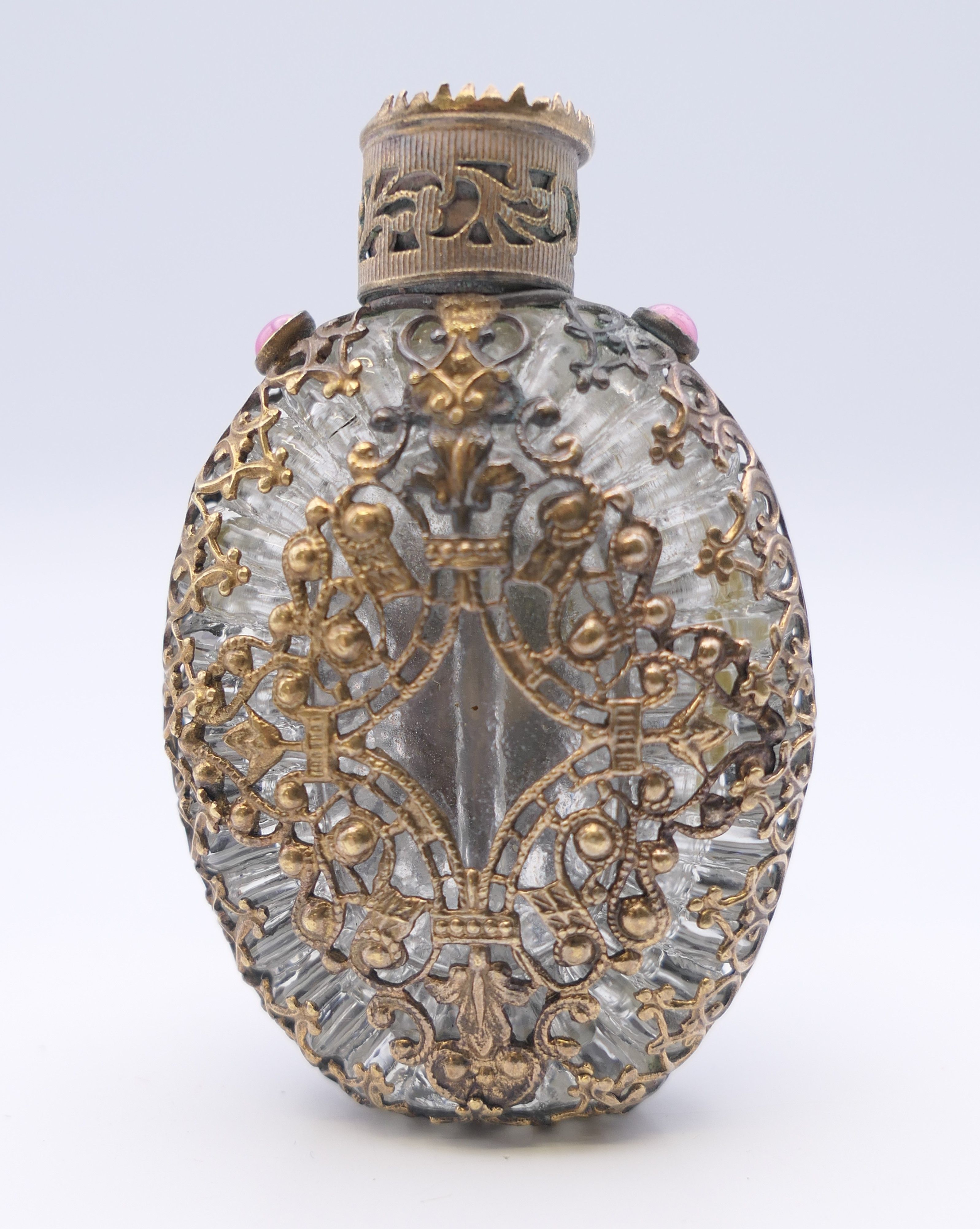 A gilt and hardstone snuff bottle (lacking stopper). 5.5 cm high. - Image 2 of 6