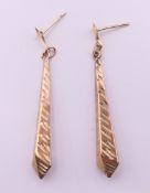 A pair of 9 ct gold drop earrings. 4 cm high. 1 gram.