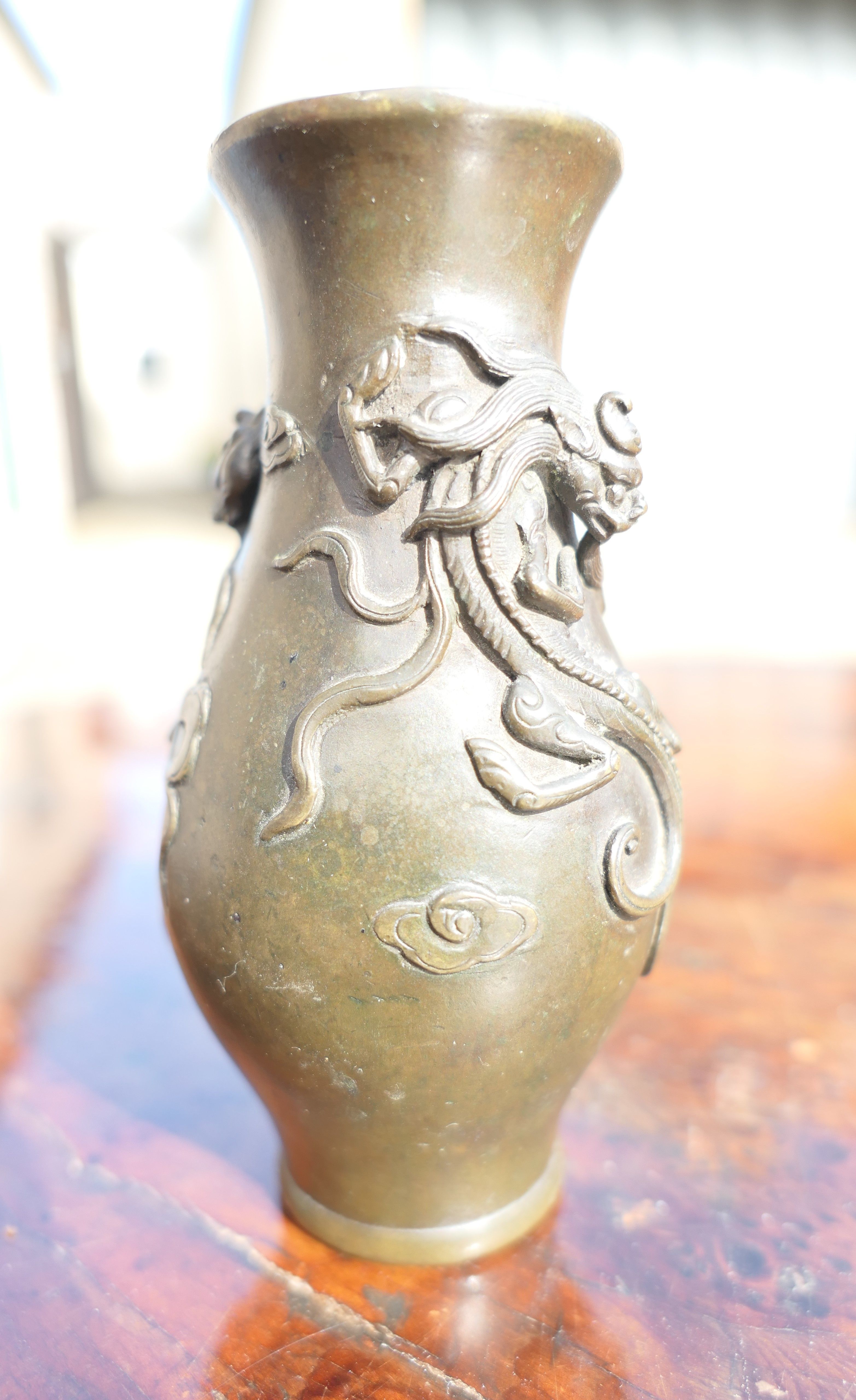 A small Chinese bronze vase decorated with dragons. 10 cm high. - Image 6 of 13