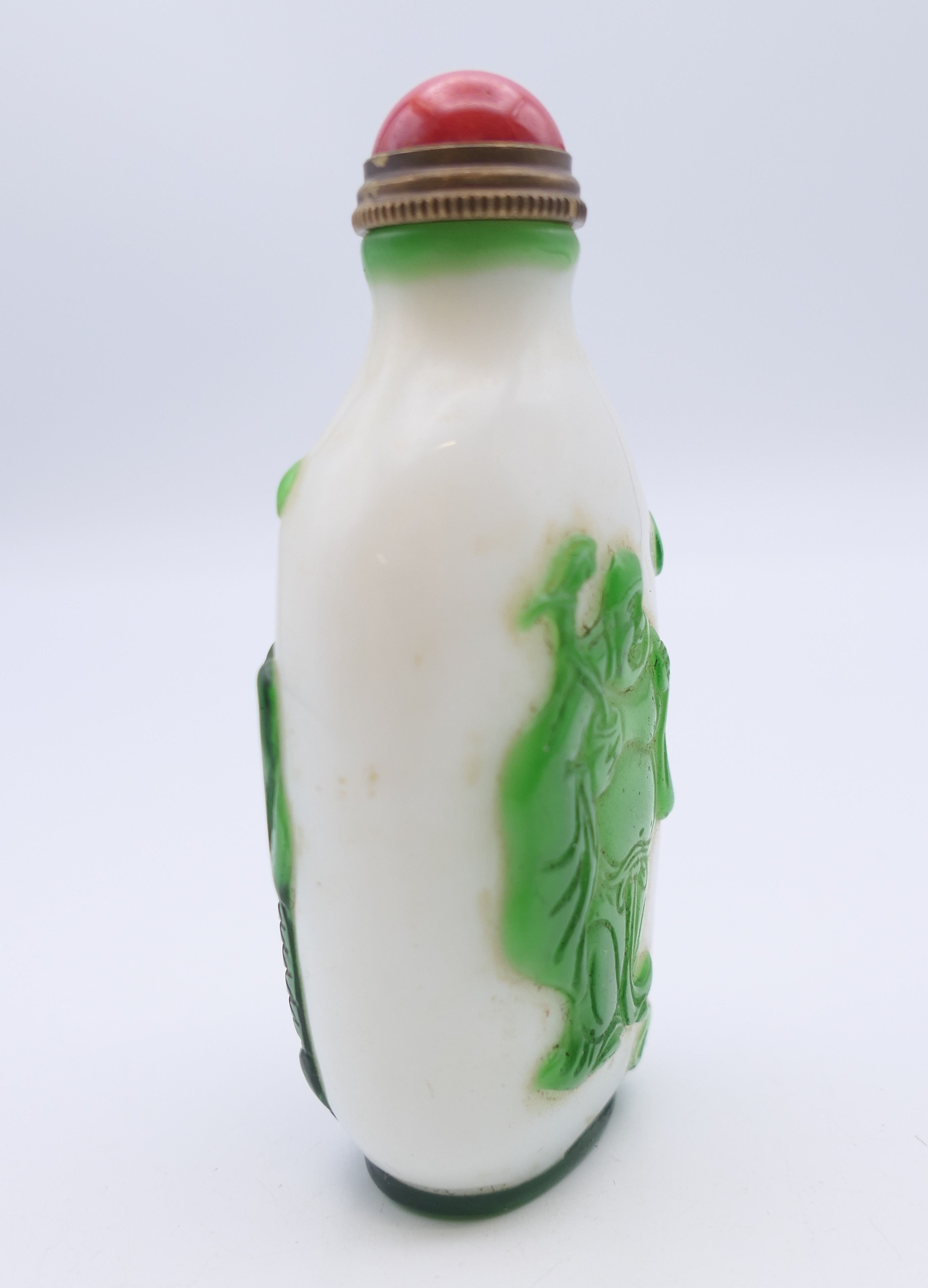 A Peking glass snuff bottle. 8.5 cm high. - Image 3 of 6