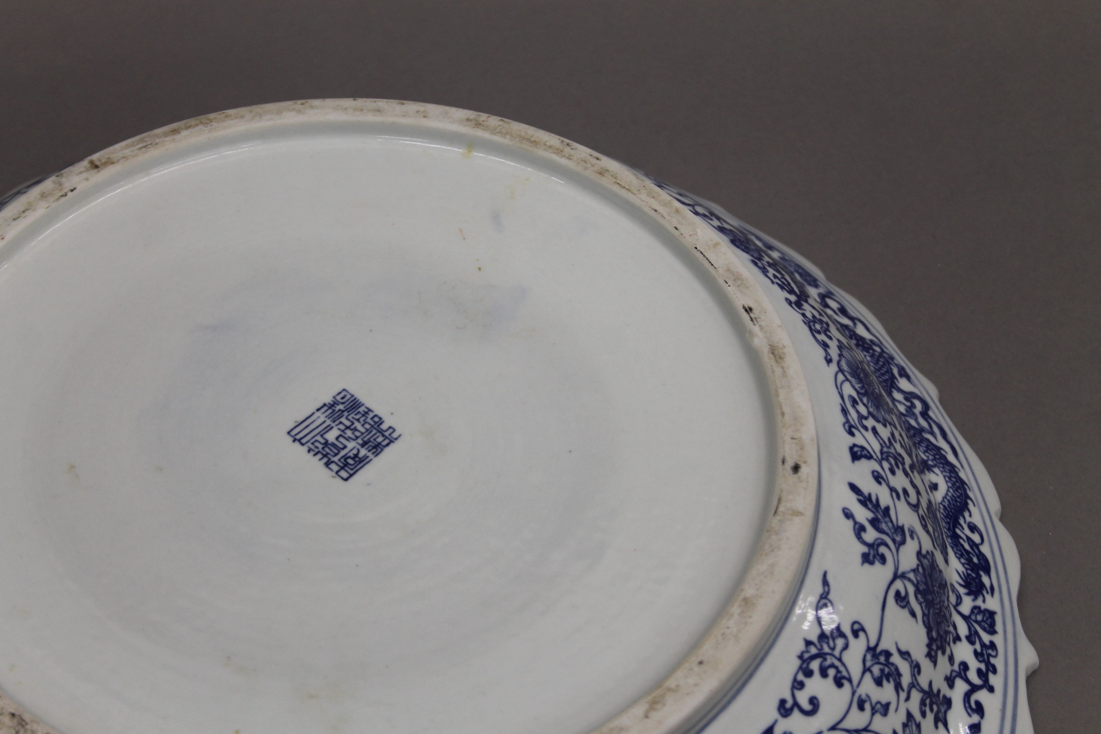 A Chinese blue and white porcelain bowl decorated with dragons. 40 cm diameter. - Image 4 of 4