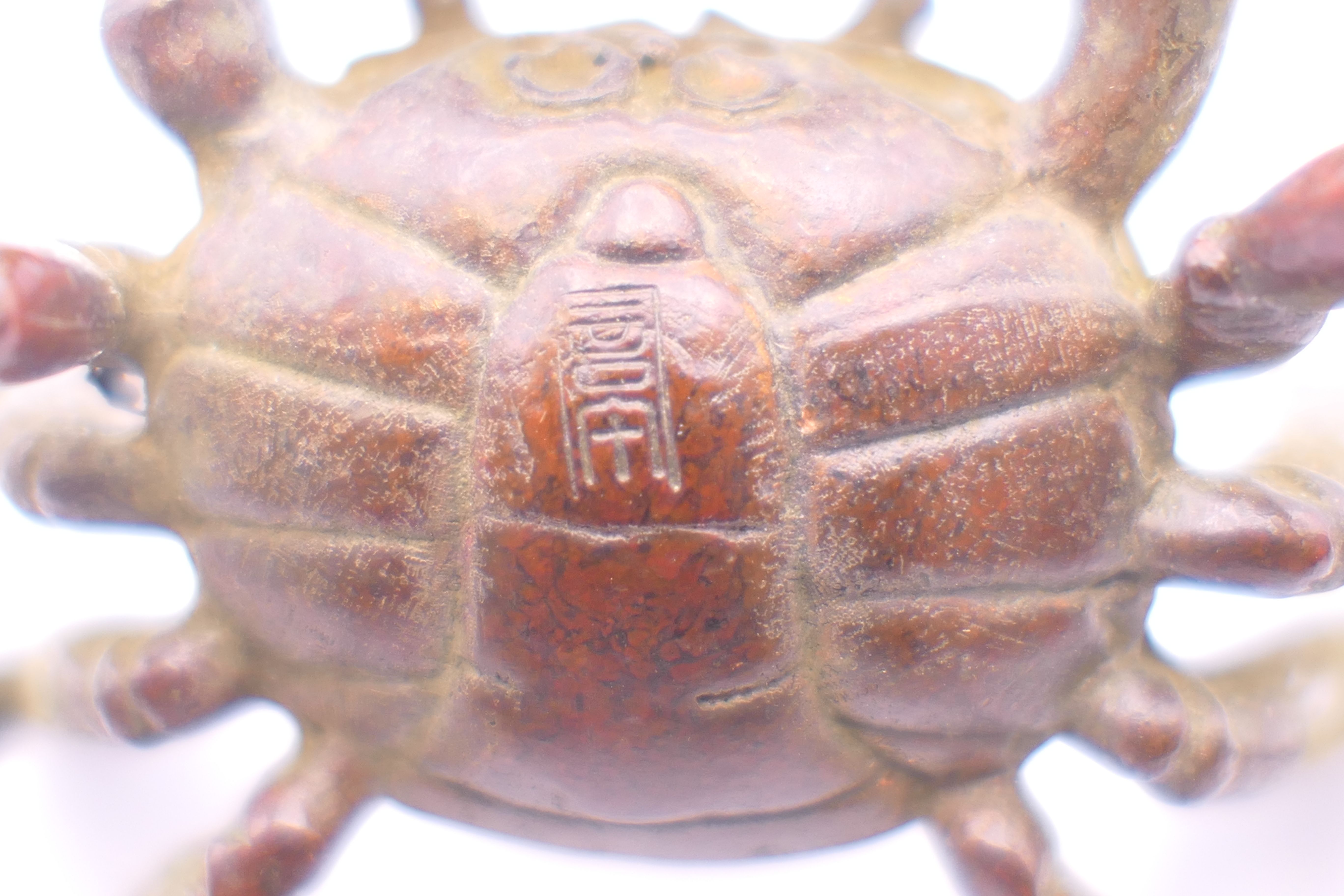 A Japanese bronze model of a crab. 5.5 cm wide. - Image 5 of 5