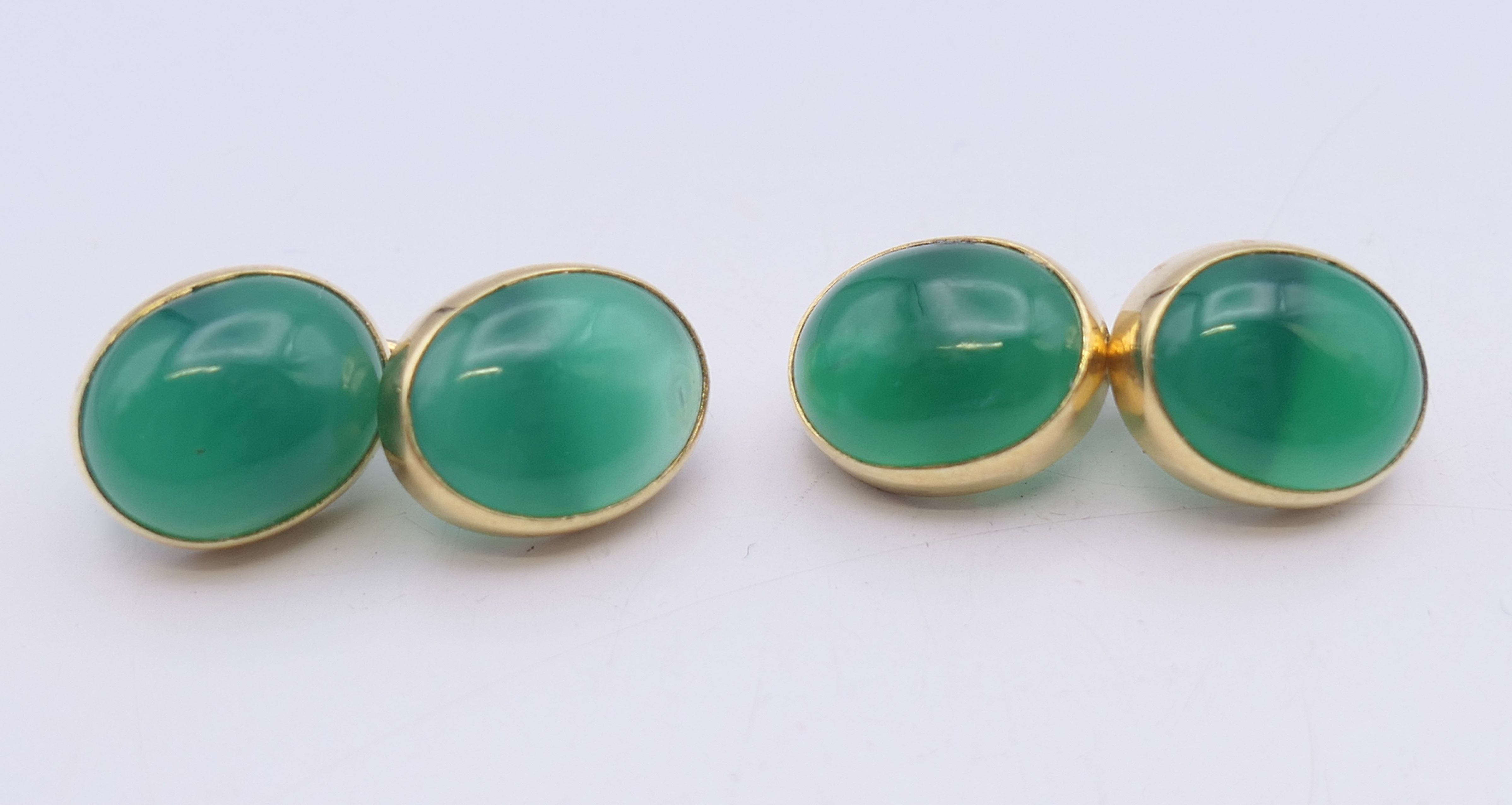 A pair of 18 ct gold jade cufflinks. 1.25 cm high. 8.4 grammes total weight.