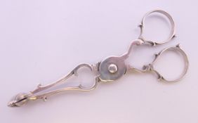 A pair of silver sugar tongs. 11 cm long. 33.4 grammes.