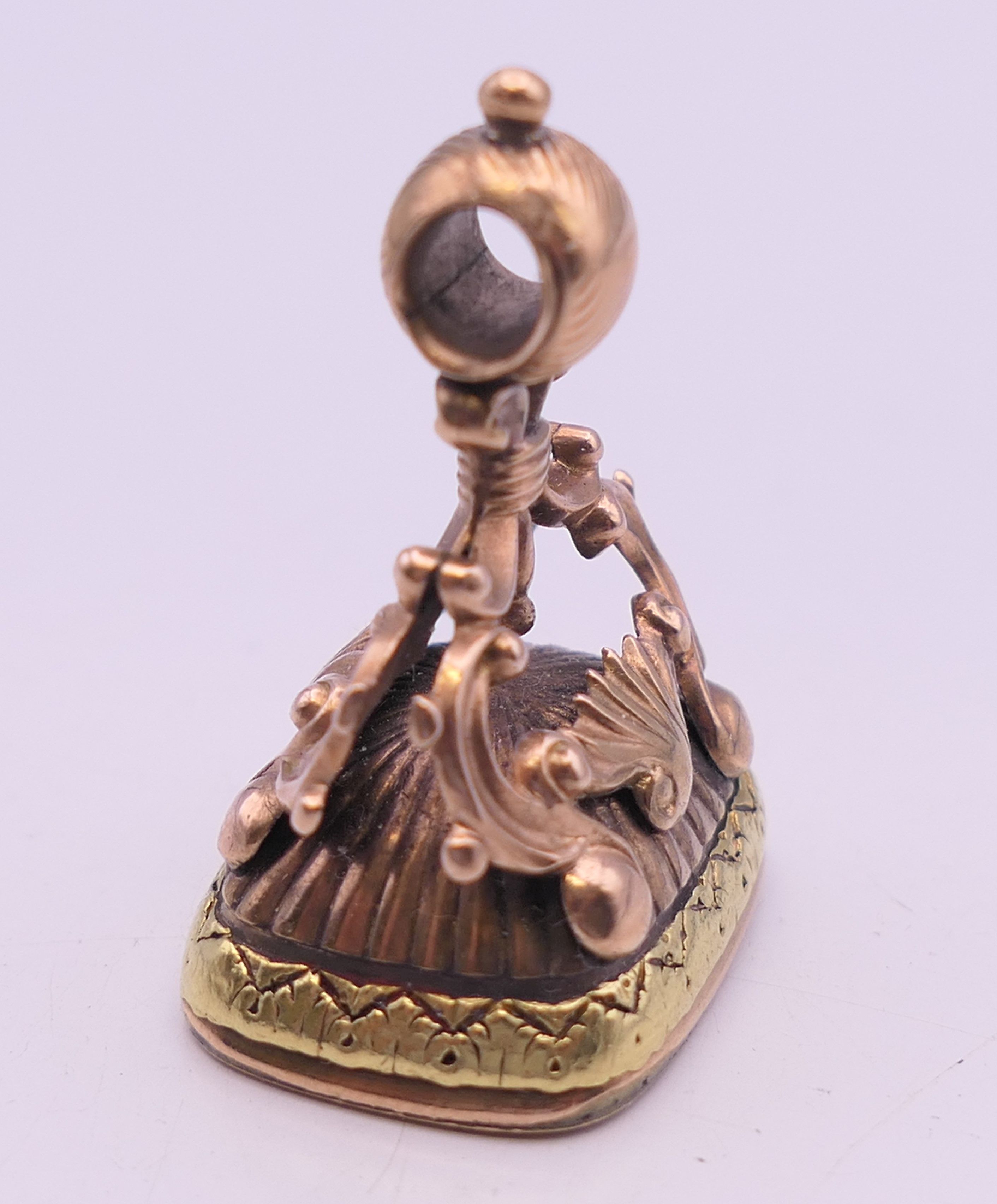 An 18 ct rose and yellow gold bloodstone fob seal. 3.5 cm high. 12.7 grammes total weight. - Image 3 of 6