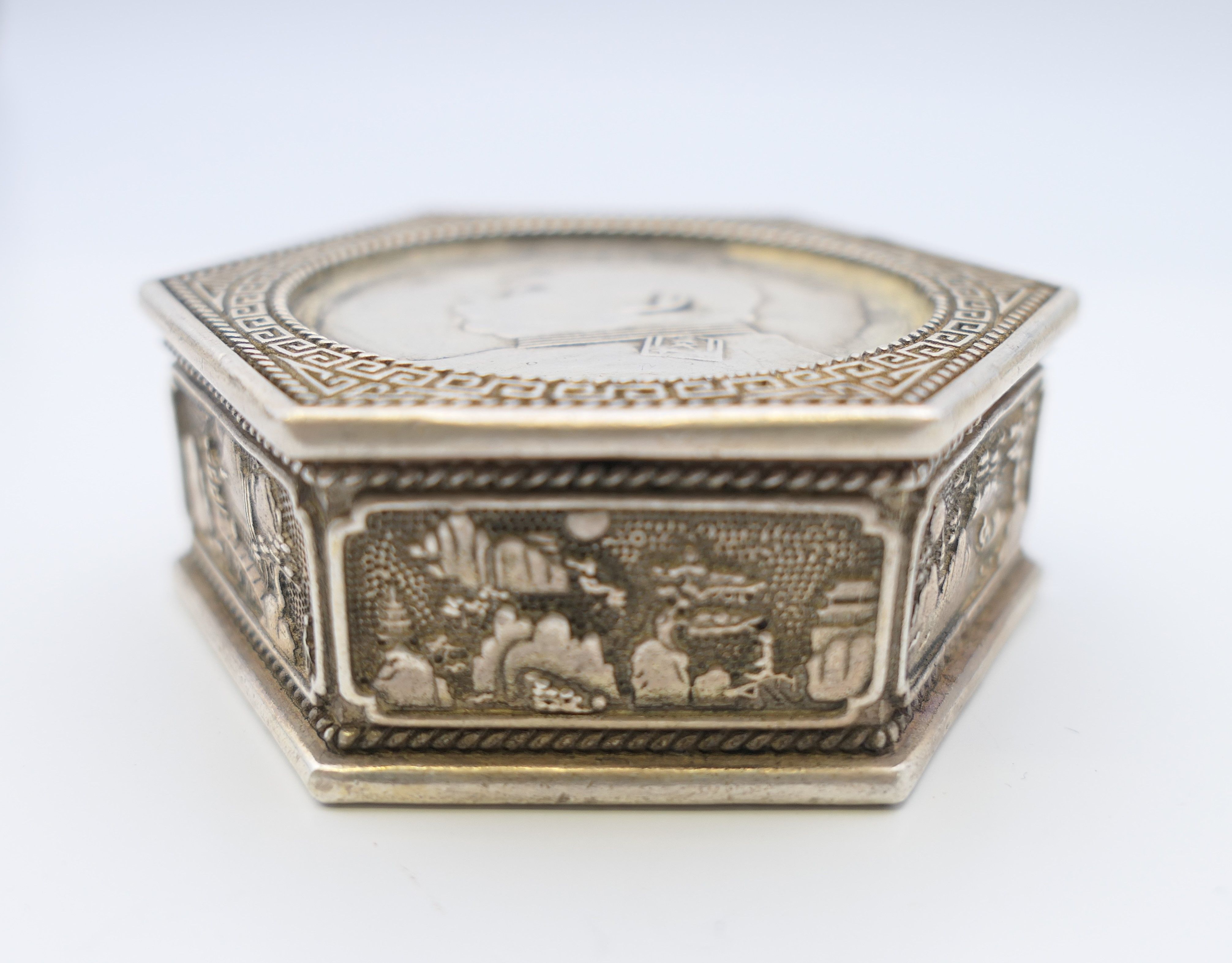 A Chinese box set with coins. 6 cm wide. - Image 2 of 6