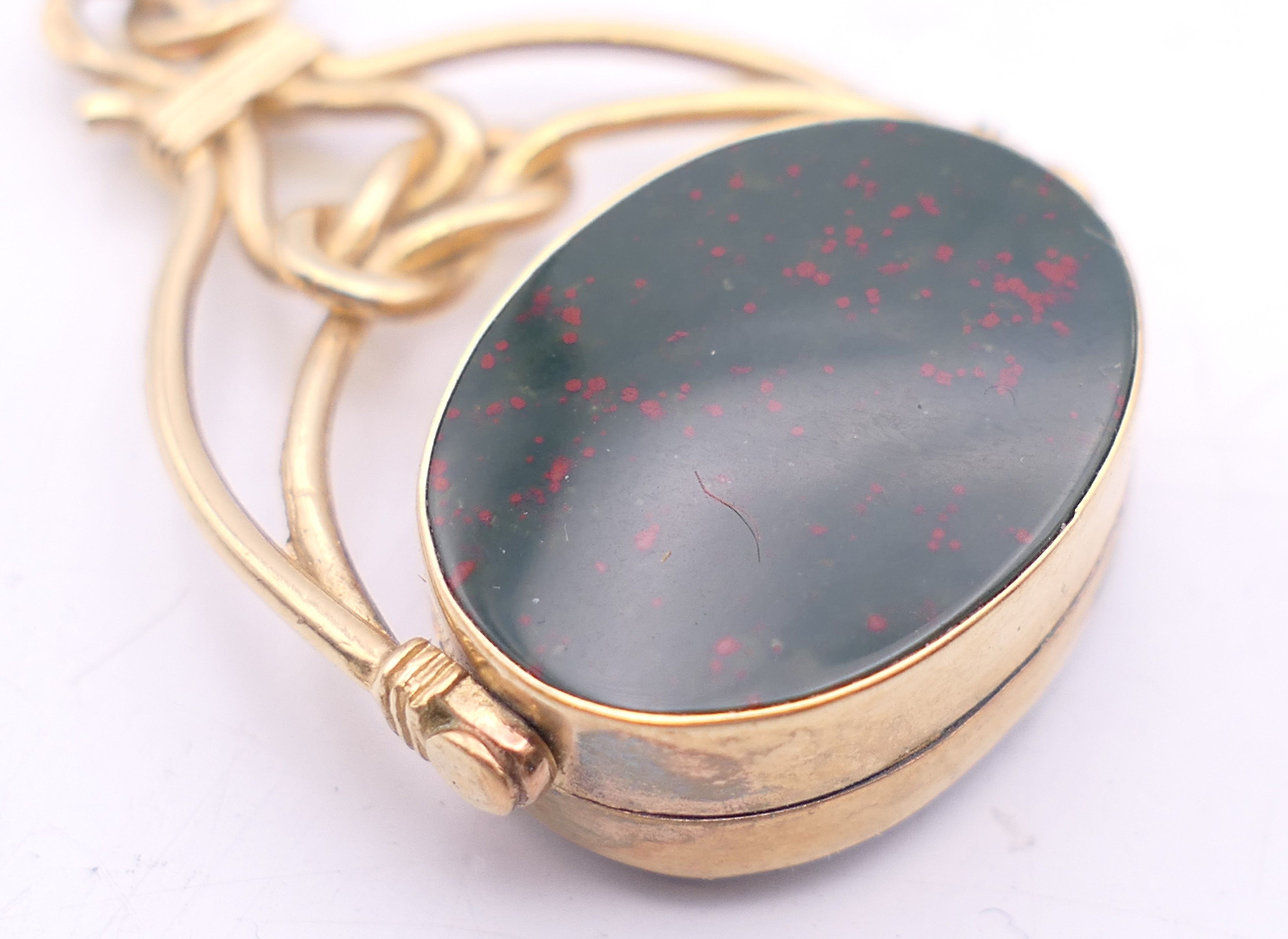 A 9 ct gold bloodstone and carnelian swing fob. 3.5 cm high. 7.6 grammes total weight. - Image 3 of 7