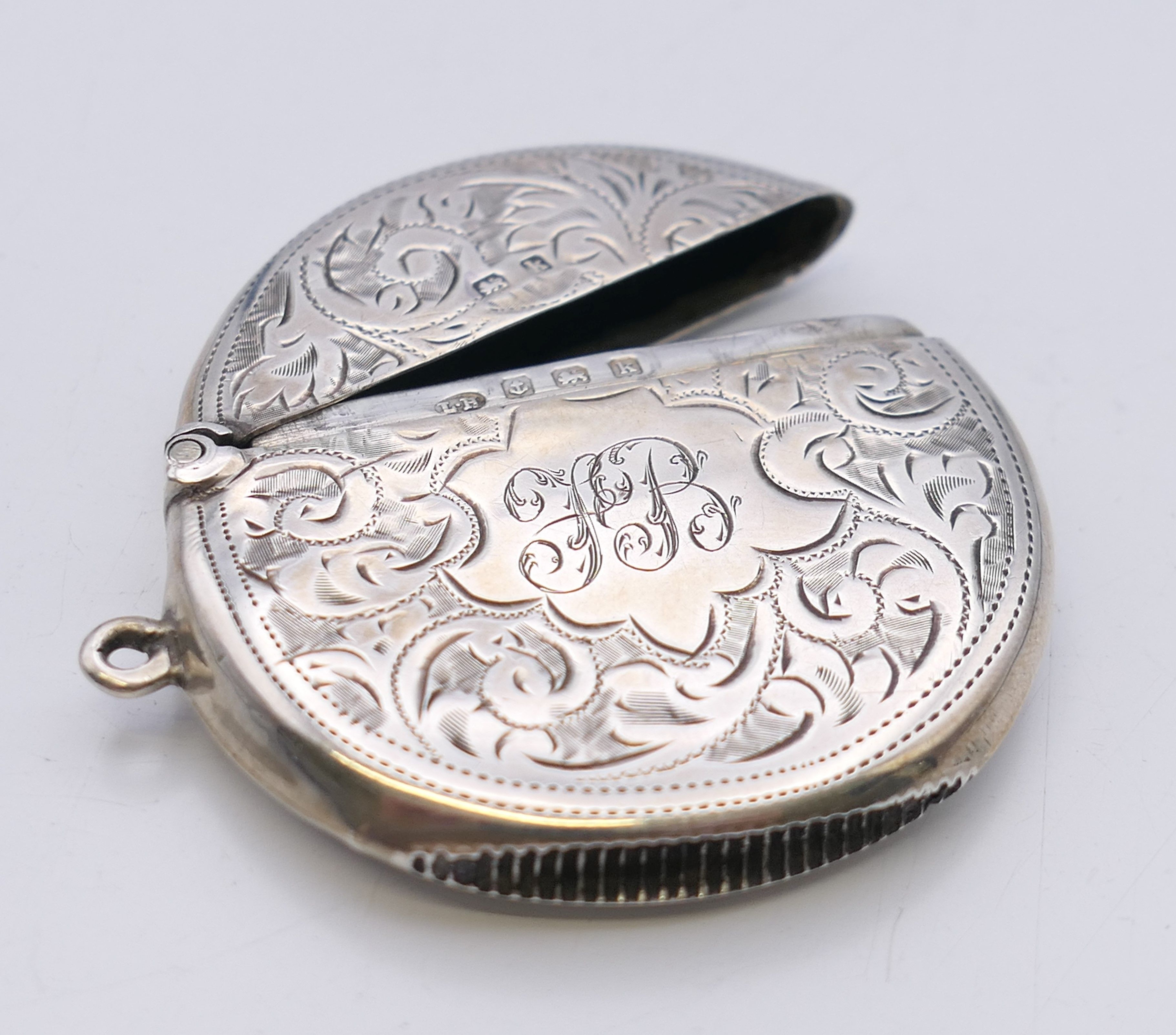 An Edwardian silver round vesta with leaf chased pattern, Birmingham 1909. 4.5 cm diameter. 15. - Image 3 of 4