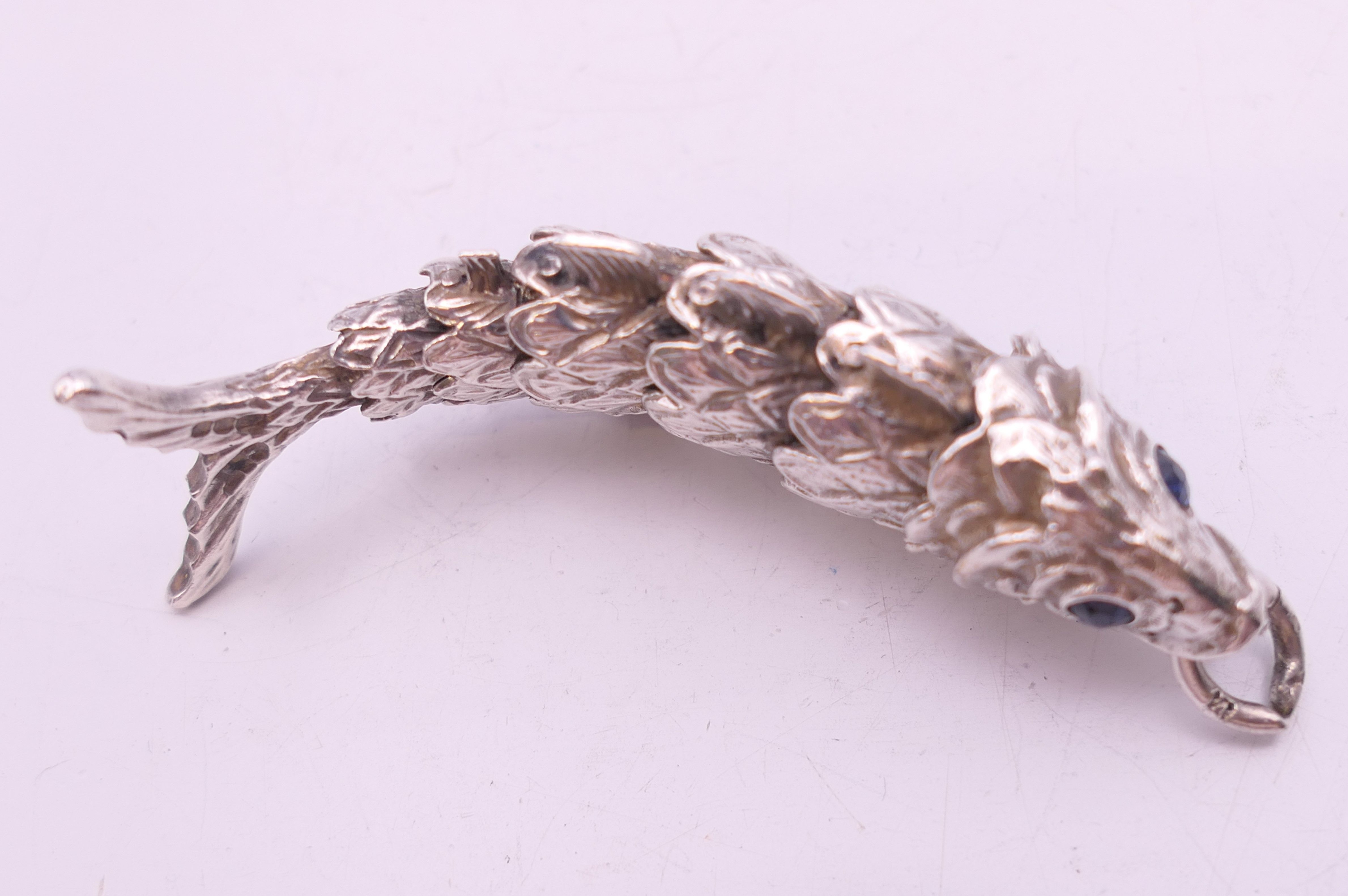 An articulated silver fish with sapphire eyes. 6 cm long. 14.8 grammes total weight. - Image 4 of 7