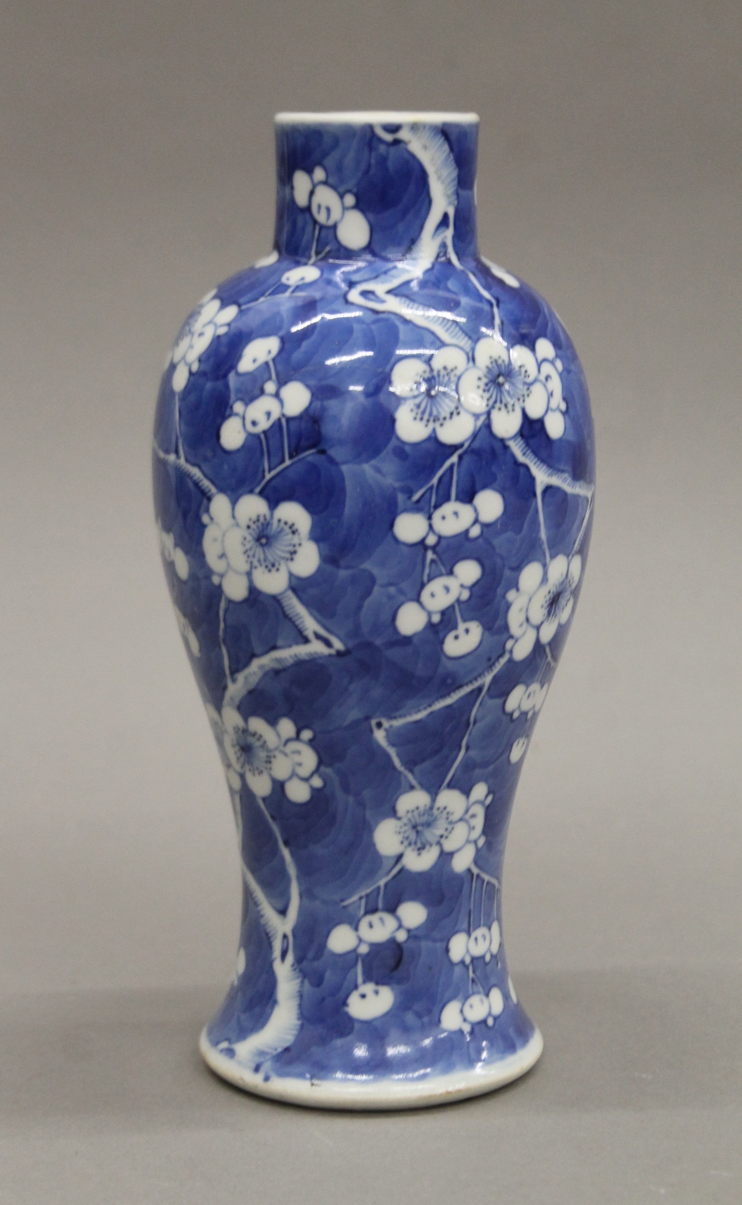 Two 19th century Chinese blue and white porcelain vases. The largest 22 cm high. - Image 3 of 10