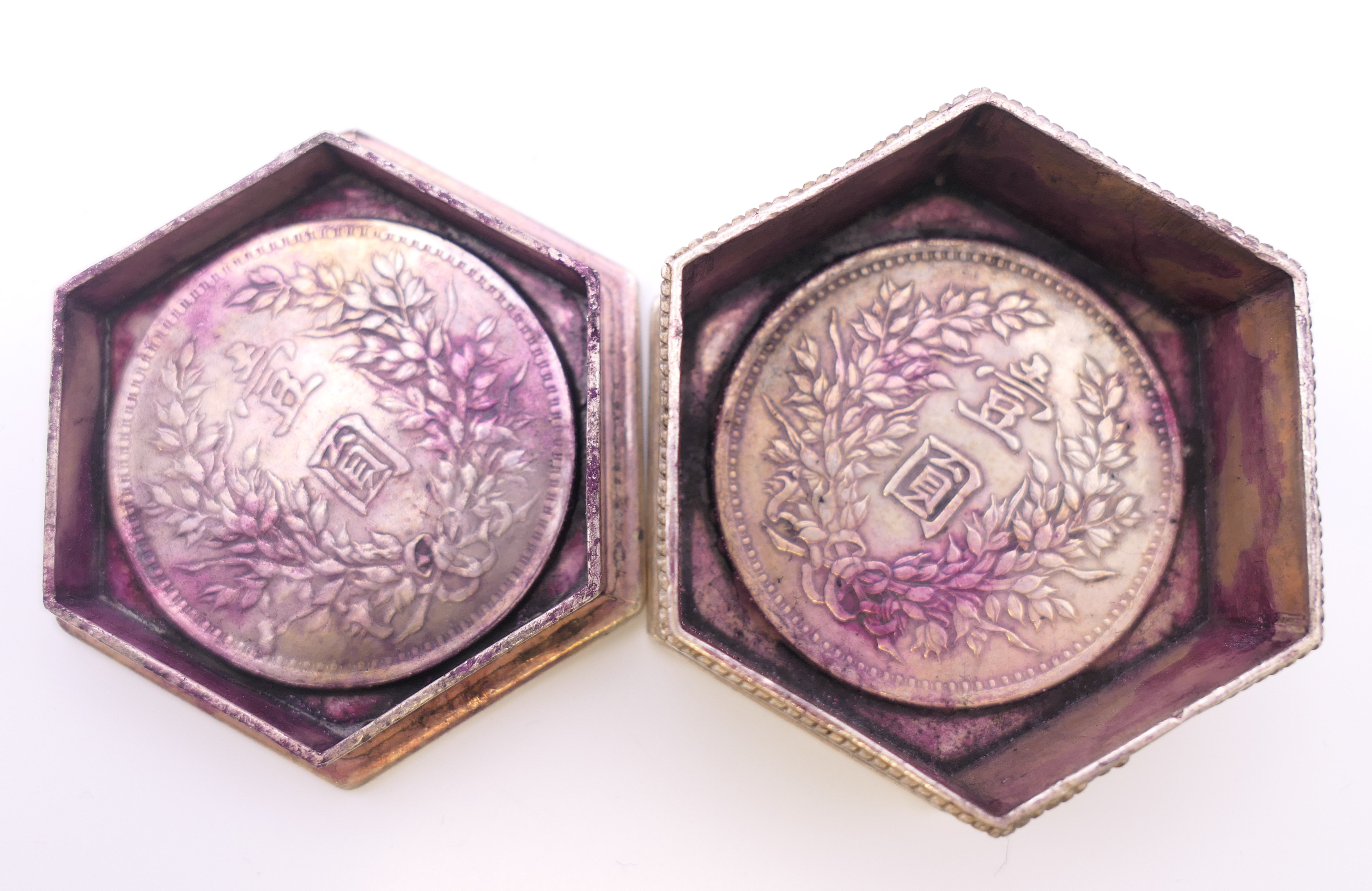 A Chinese box set with coins. 6 cm wide. - Image 5 of 6