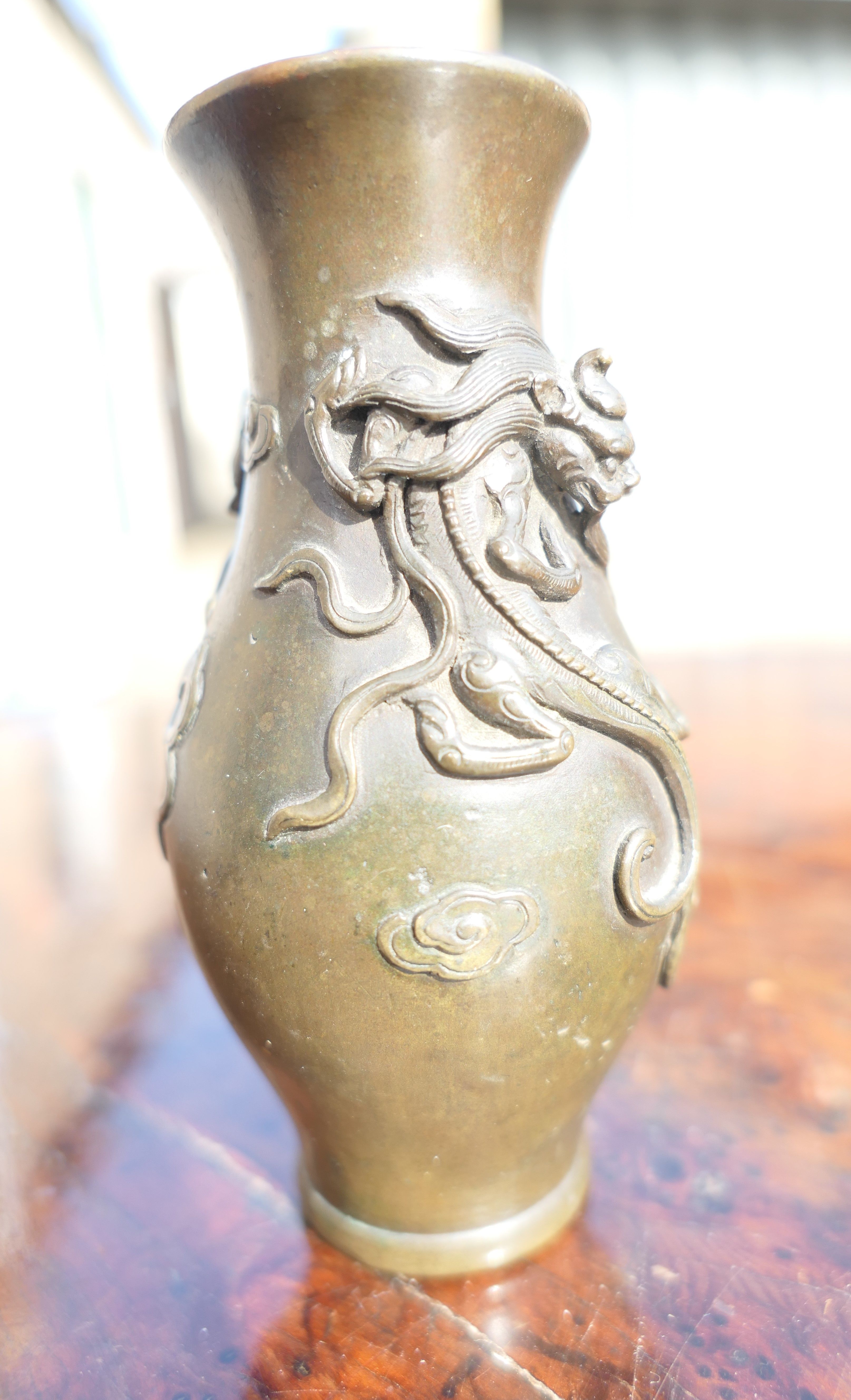 A small Chinese bronze vase decorated with dragons. 10 cm high. - Image 8 of 13