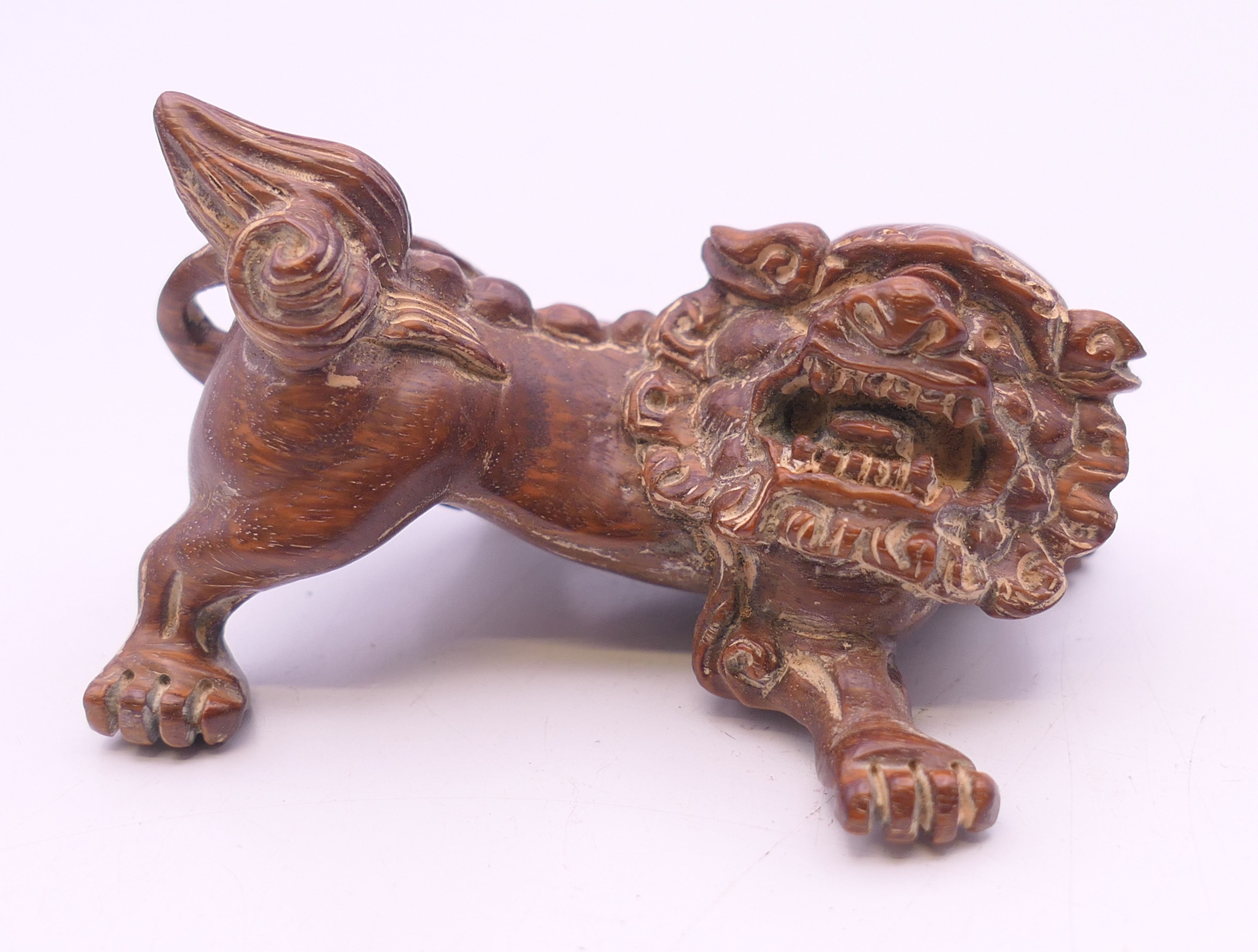 A wooden dog-of-fo. 5.5 cm long.