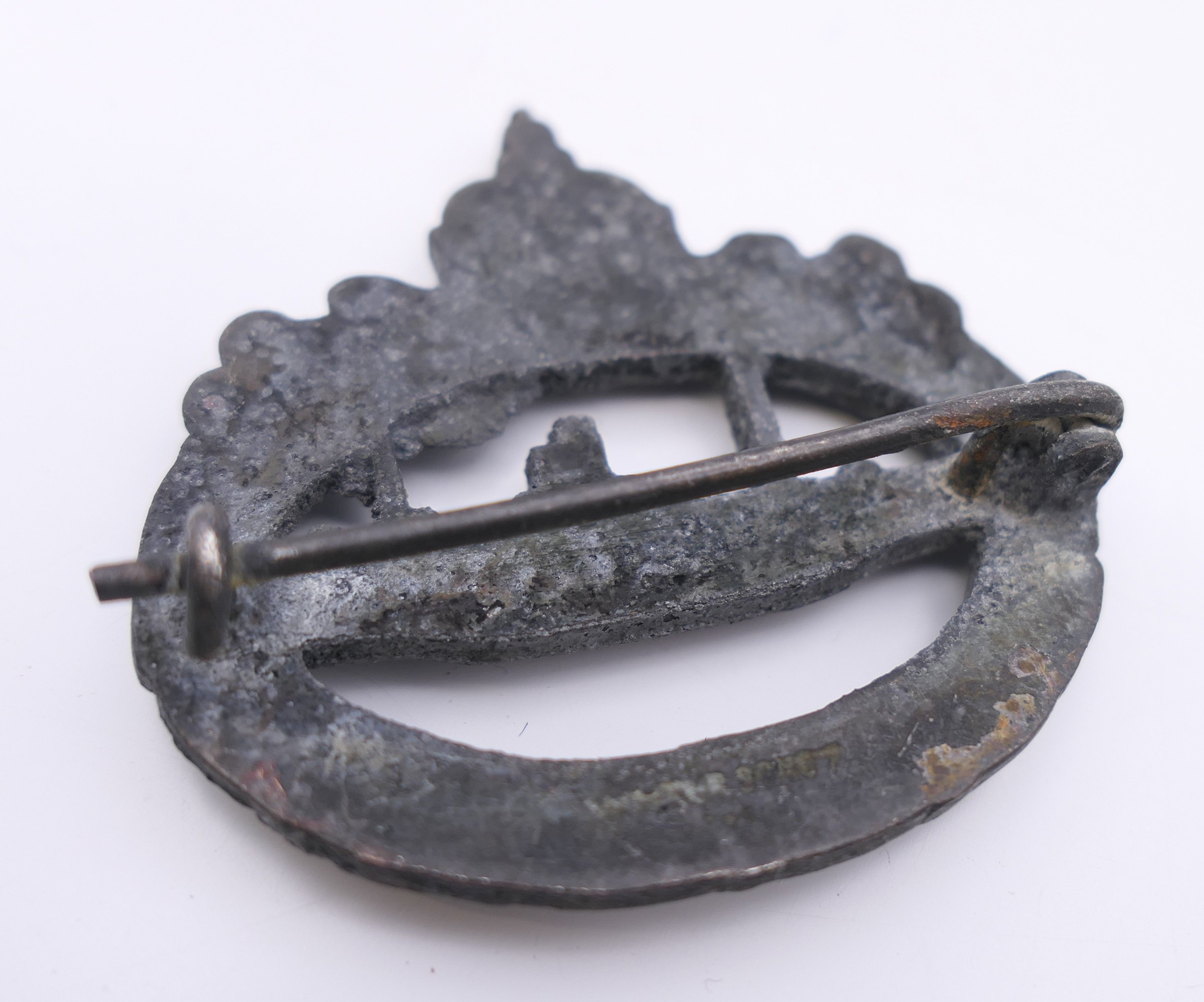 A military badge, 4.75 cm wide. - Image 2 of 2