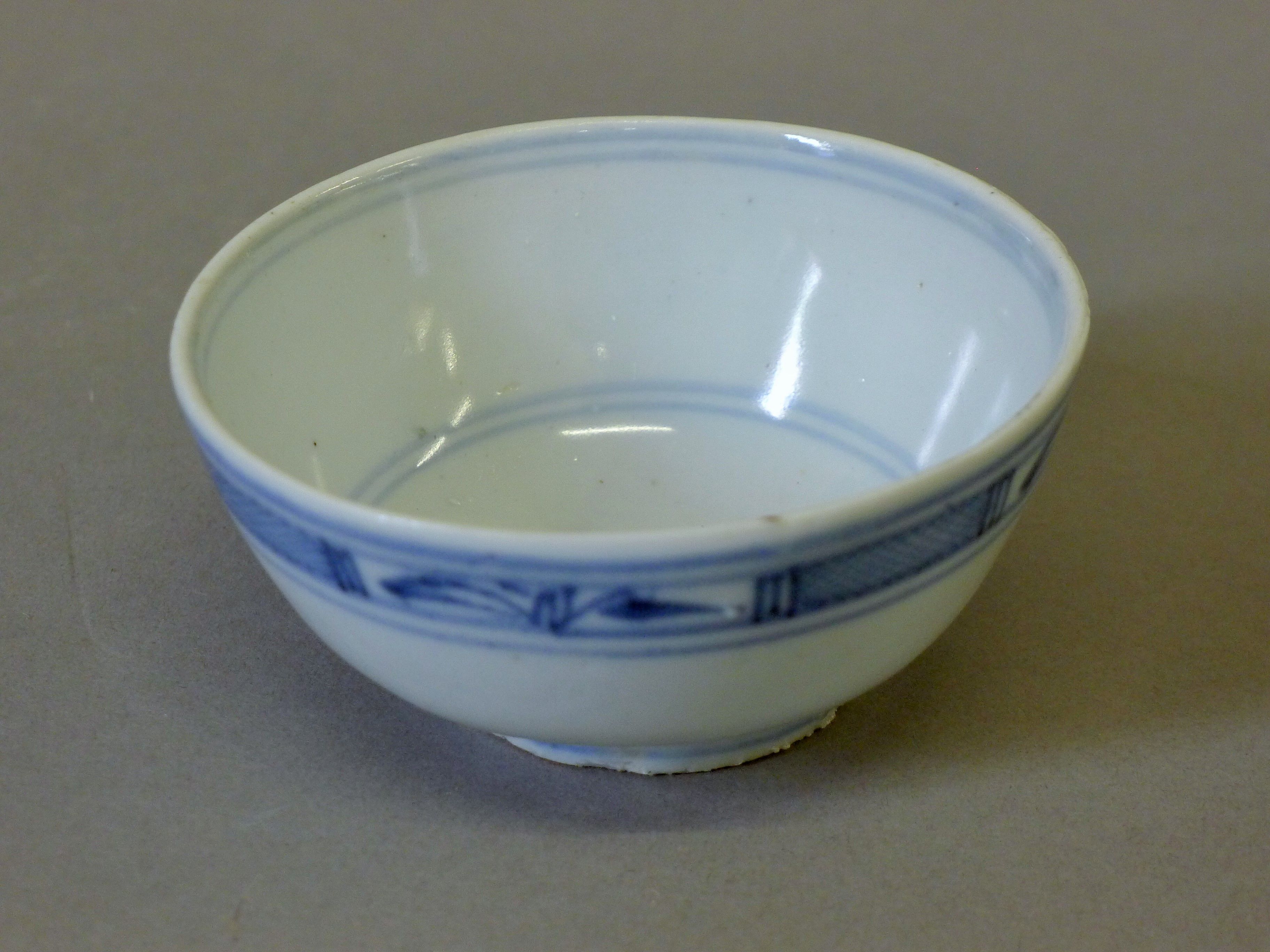 Three Oriental tea bowls and a saucer. The saucer 13 cm diameter. - Image 5 of 14