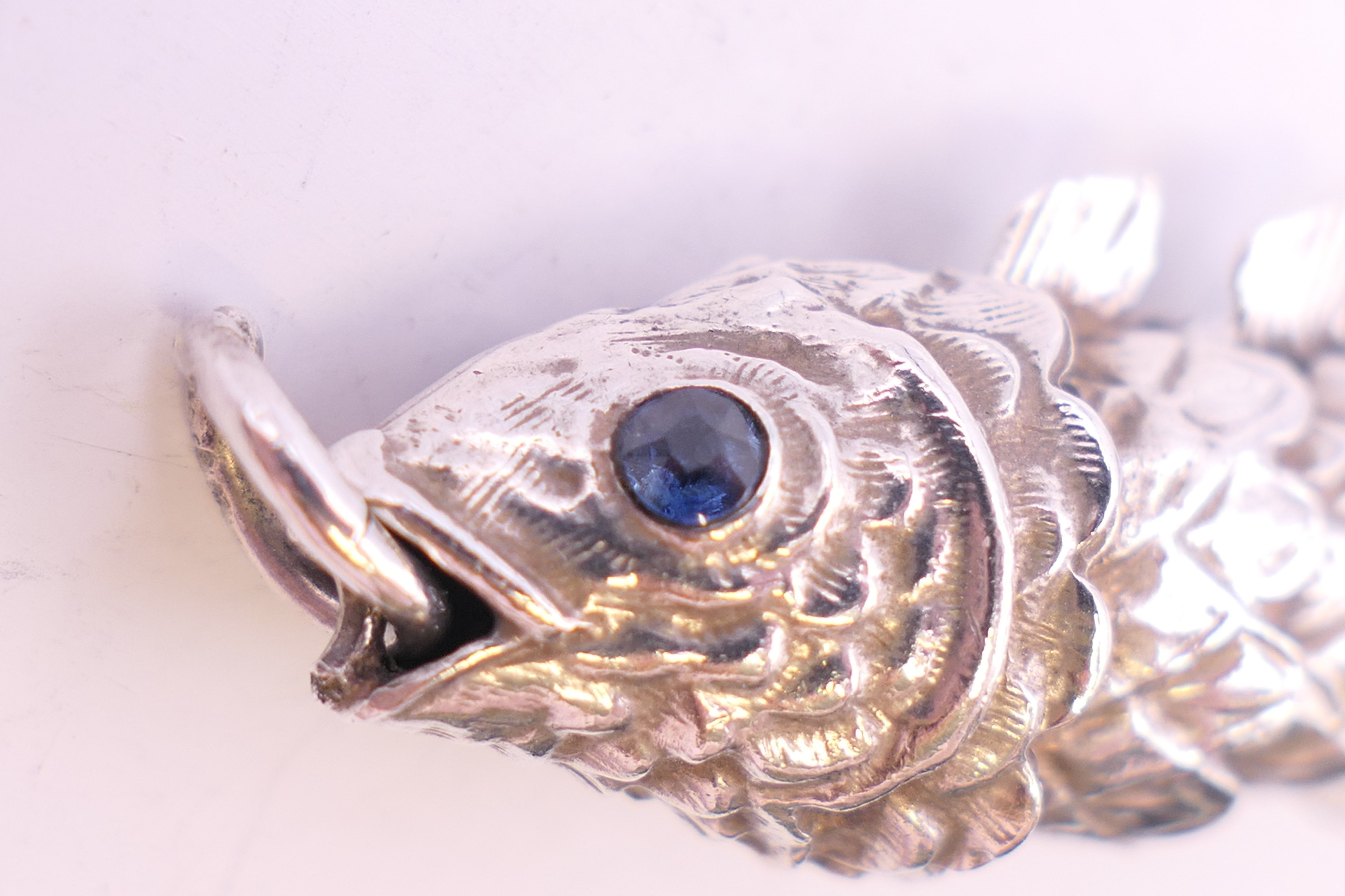 An articulated silver fish with sapphire eyes. 6 cm long. 14.8 grammes total weight. - Image 7 of 7