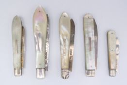 Five silver bladed fruit knives with mother-of-pearl handles. The largest 9 cm long.