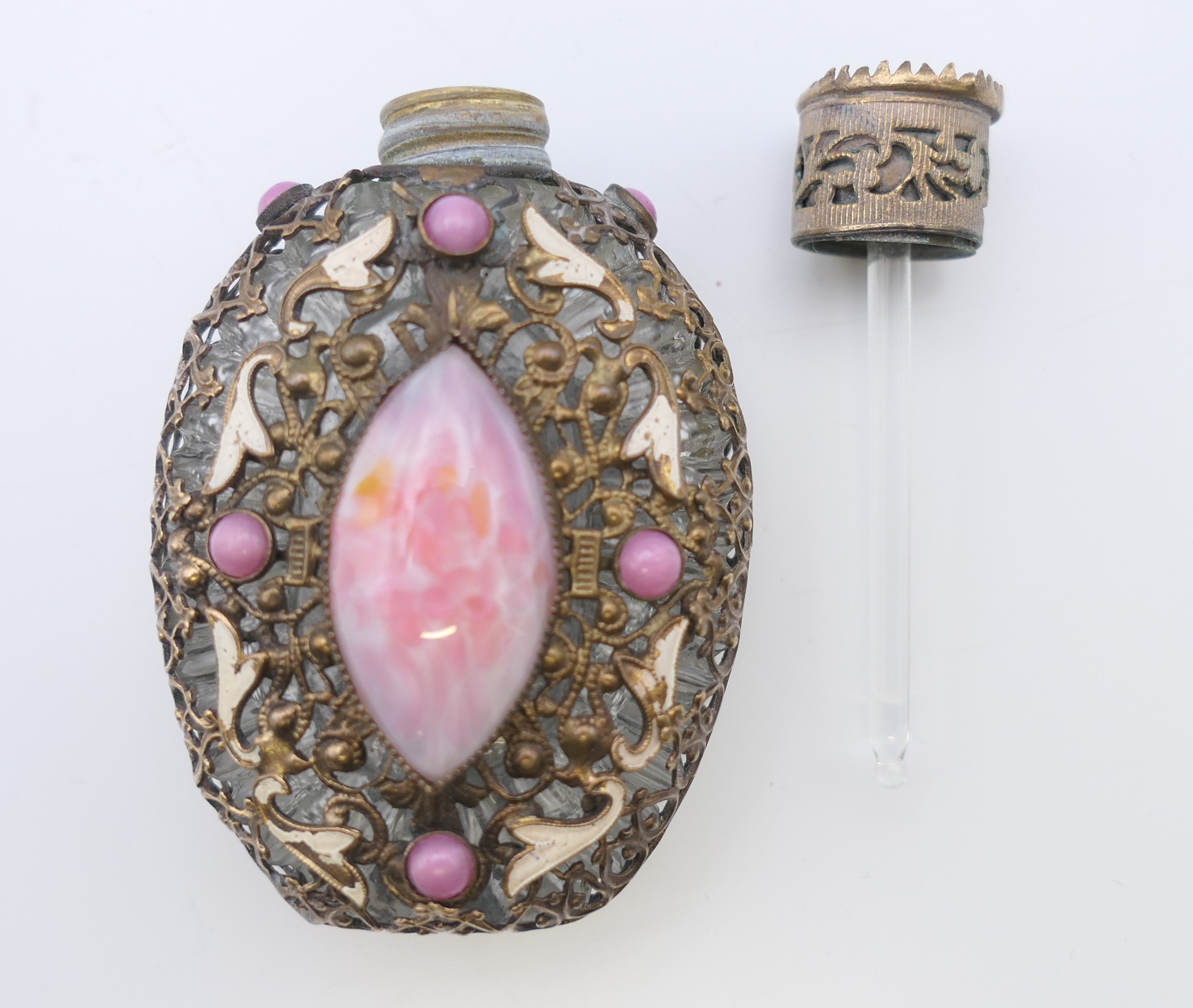 A gilt and hardstone snuff bottle (lacking stopper). 5.5 cm high. - Image 5 of 6