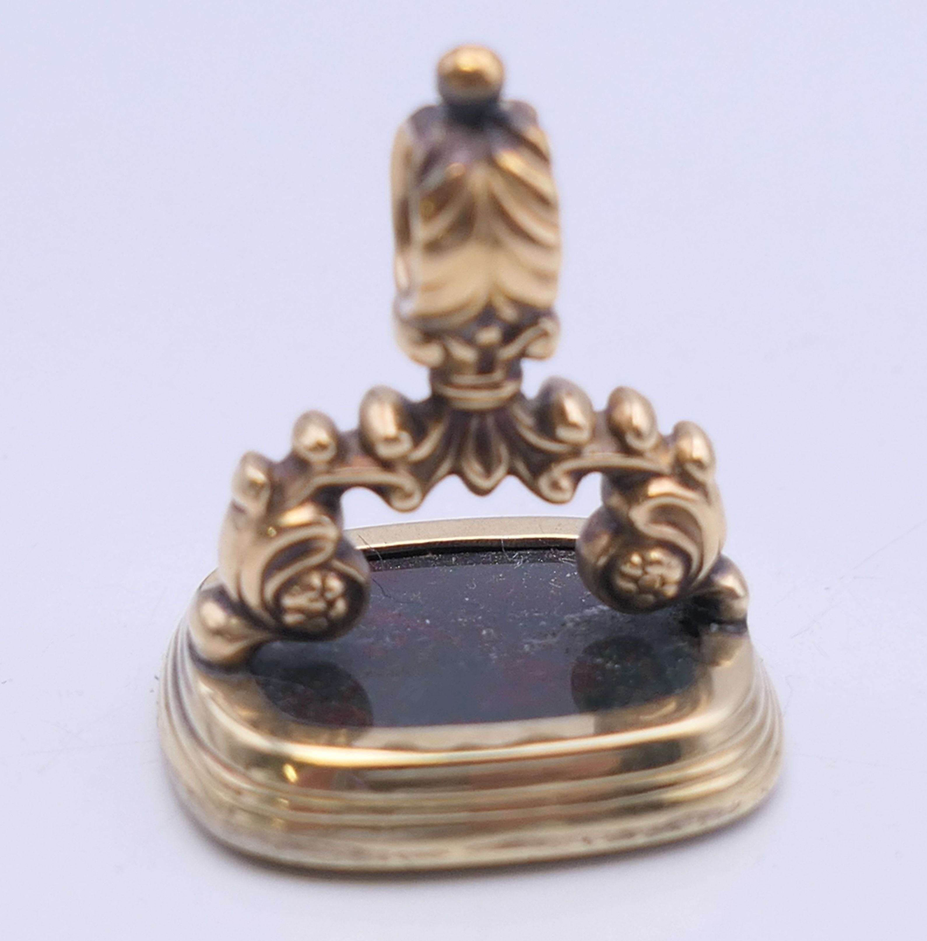 An unmarked 18 ct gold and bloodstone fob seal. 2.5 cm high. 12.2 grammes total weight. - Image 3 of 4