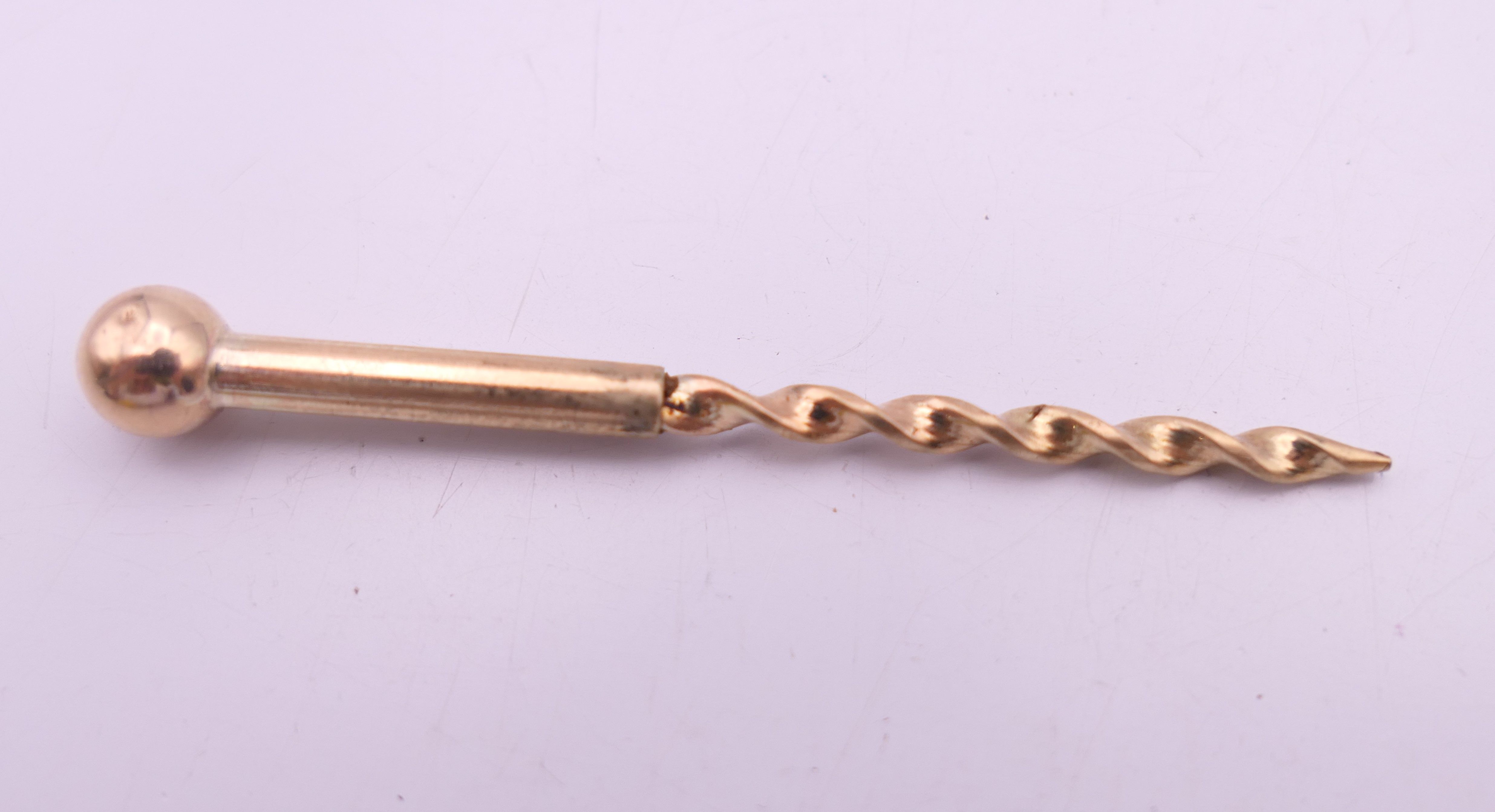 A 9 ct gold cigar piercer and cutter. 6 cm long. 14. - Image 4 of 6