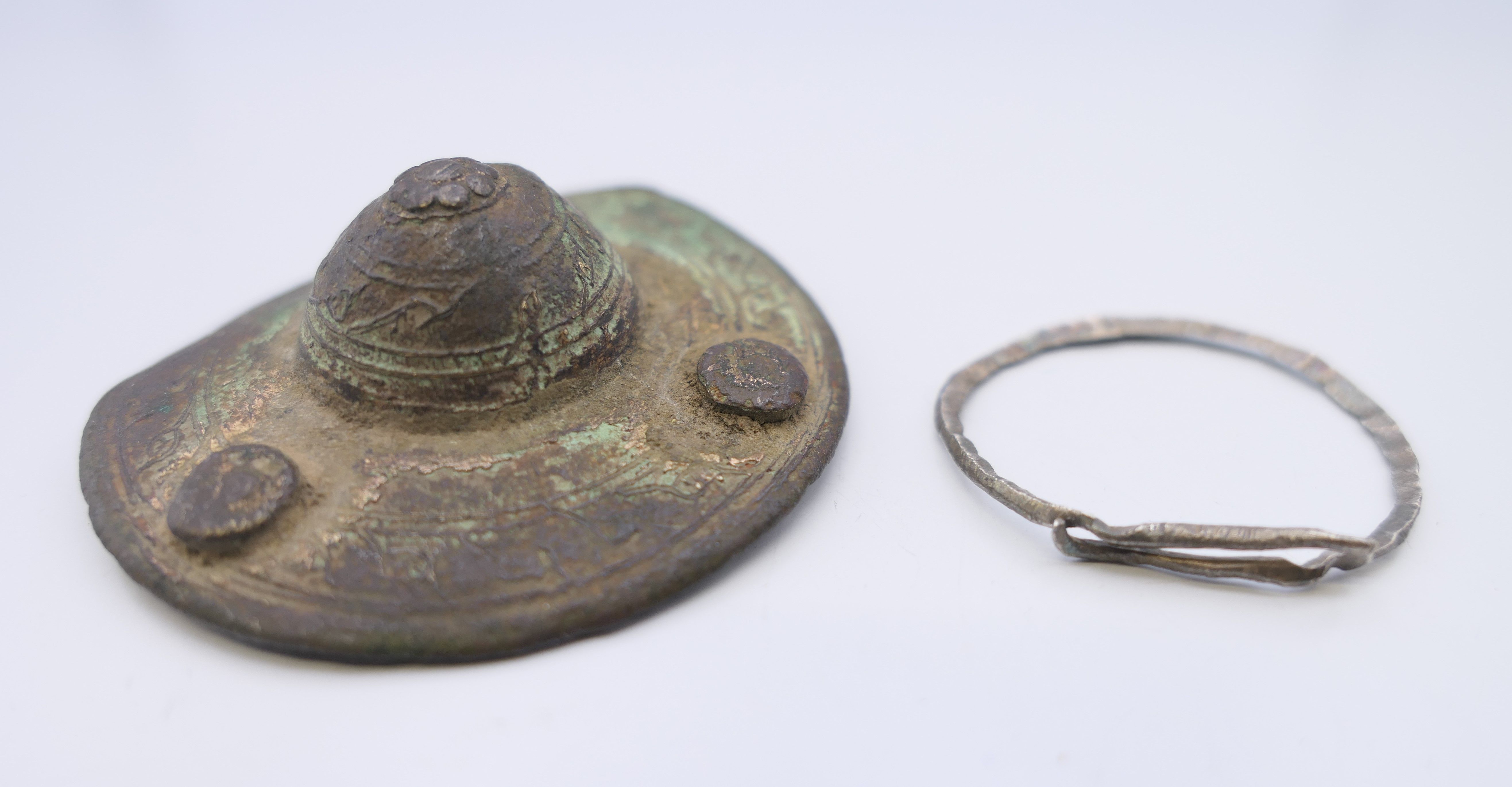 An antiquity, possibly Saxon clasp/shield boss. 5 cm diameter. - Image 2 of 6