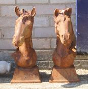 A pair of iron horses. 44 cm high.