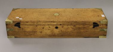 A brass bound oak double gun case. 82 cm long.
