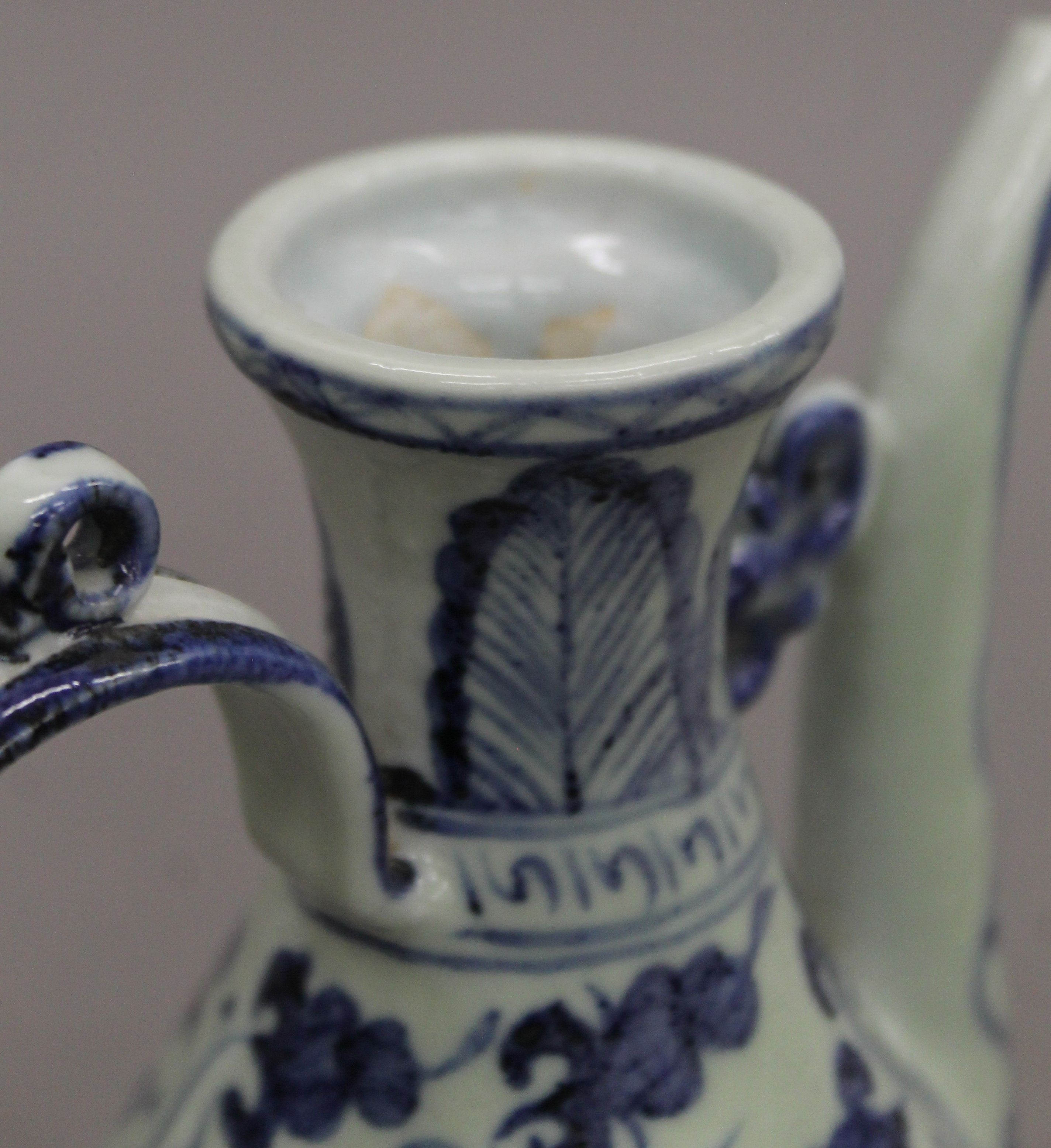 A Chinese blue and white porcelain ewer. 19 cm high. - Image 4 of 5