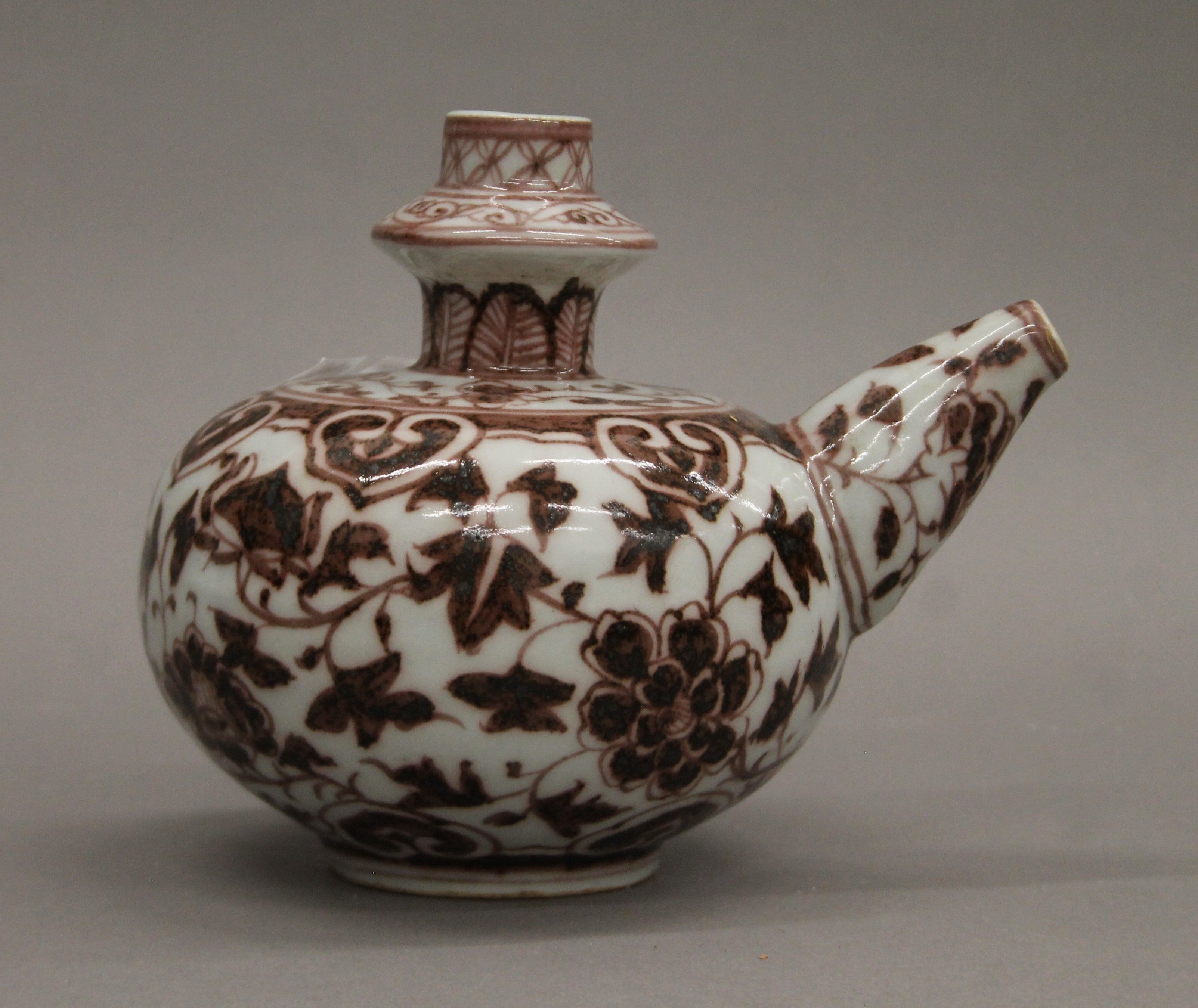 A Chinese porcelain wine ewer. 14 cm high. - Image 2 of 4