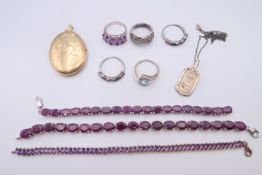 A quantity of various jewellery.