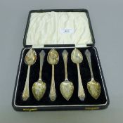 A cased set of silver grapefruit spoons. 127.9 grammes.