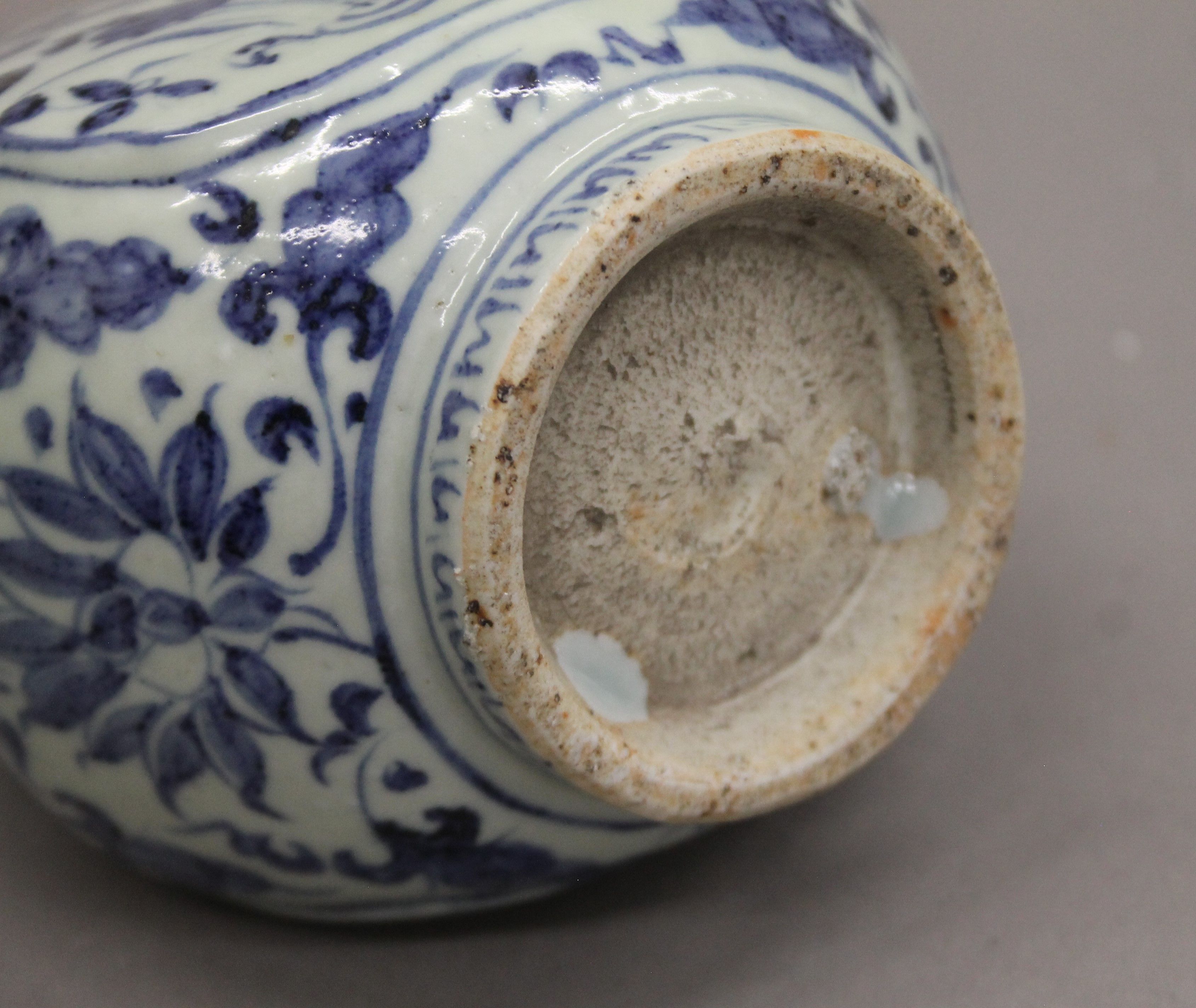 A Chinese blue and white porcelain ewer. 19 cm high. - Image 5 of 5