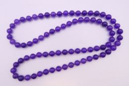 A lavender bead necklace. 70 cm long.