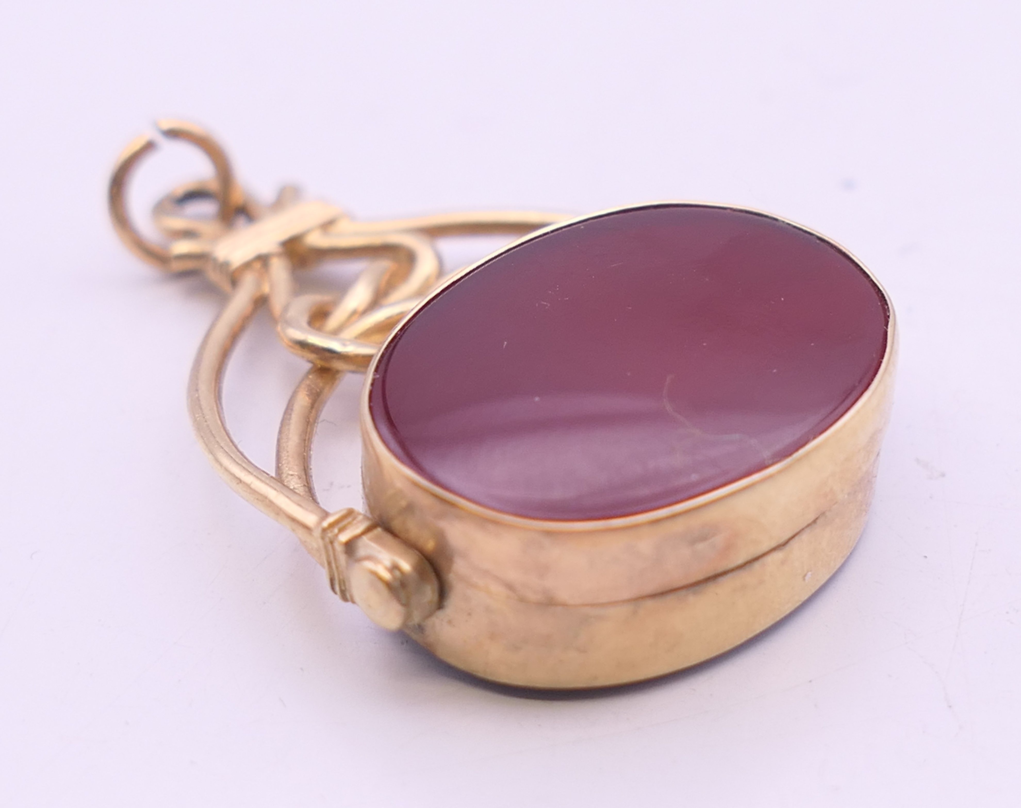 A 9 ct gold bloodstone and carnelian swing fob. 3.5 cm high. 7.6 grammes total weight. - Image 6 of 7