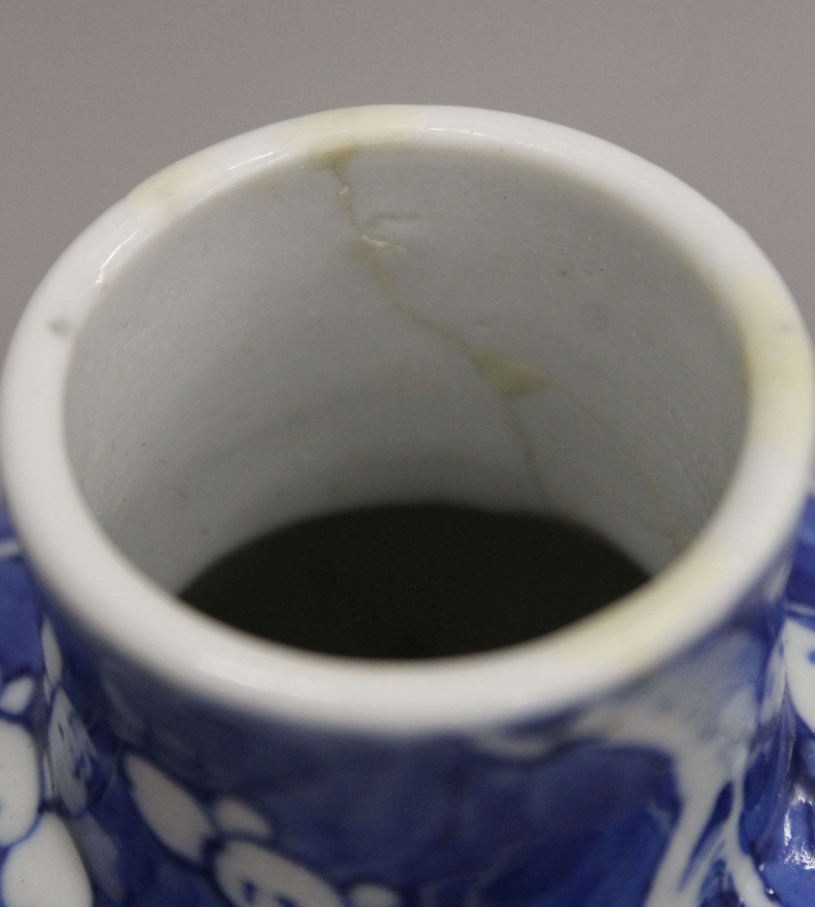 Two 19th century Chinese blue and white porcelain vases. The largest 22 cm high. - Image 5 of 10