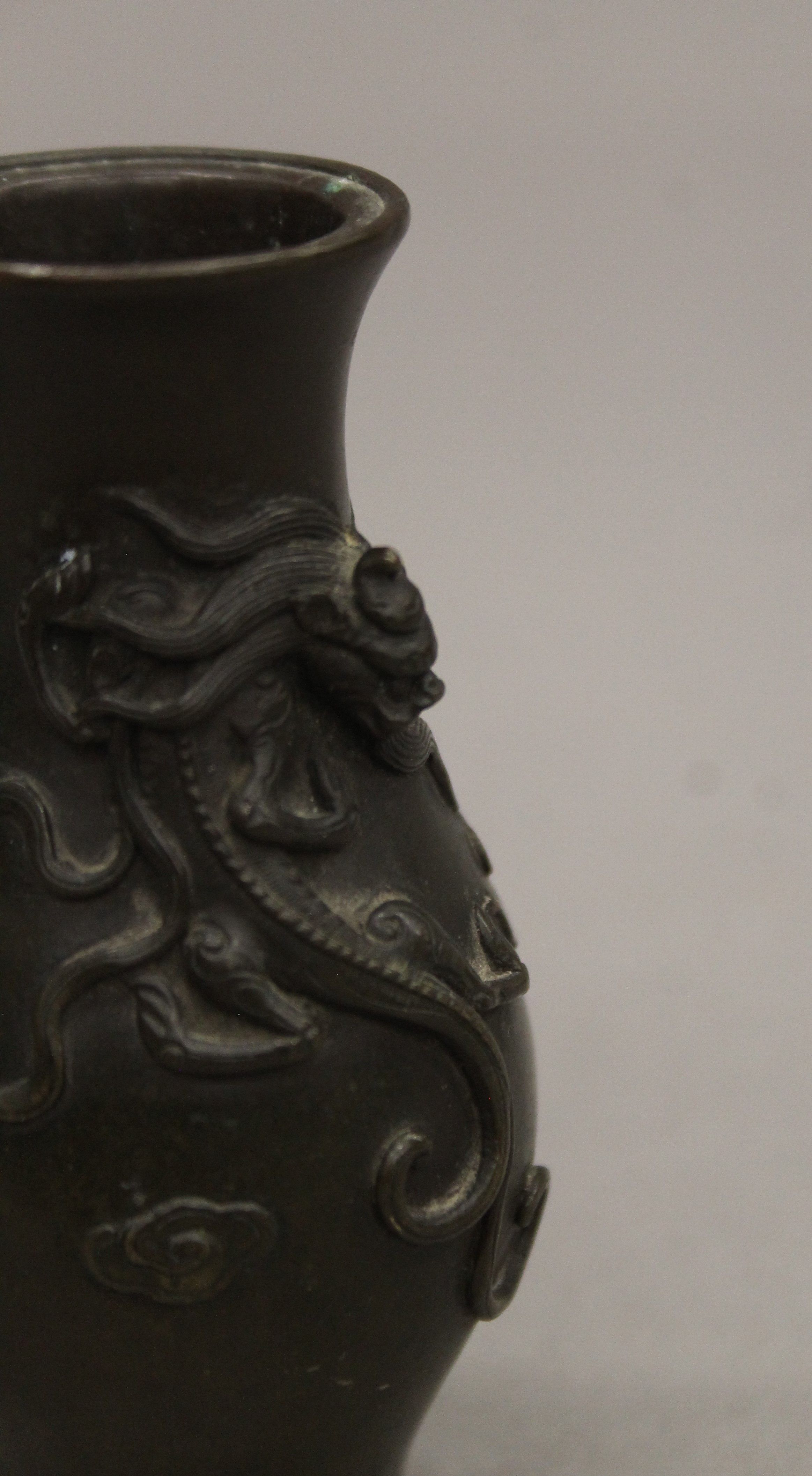 A small Chinese bronze vase decorated with dragons. 10 cm high. - Image 4 of 13